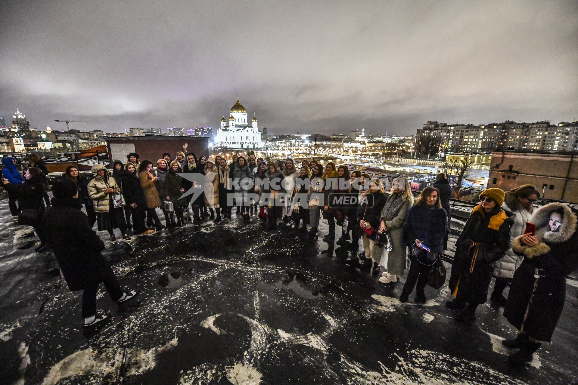 Москва. Встреча клуба `Время женщин` в выставочном центре `Роза Эйнема` на территории `Красного Октября` . Участницы клуба на крыше.