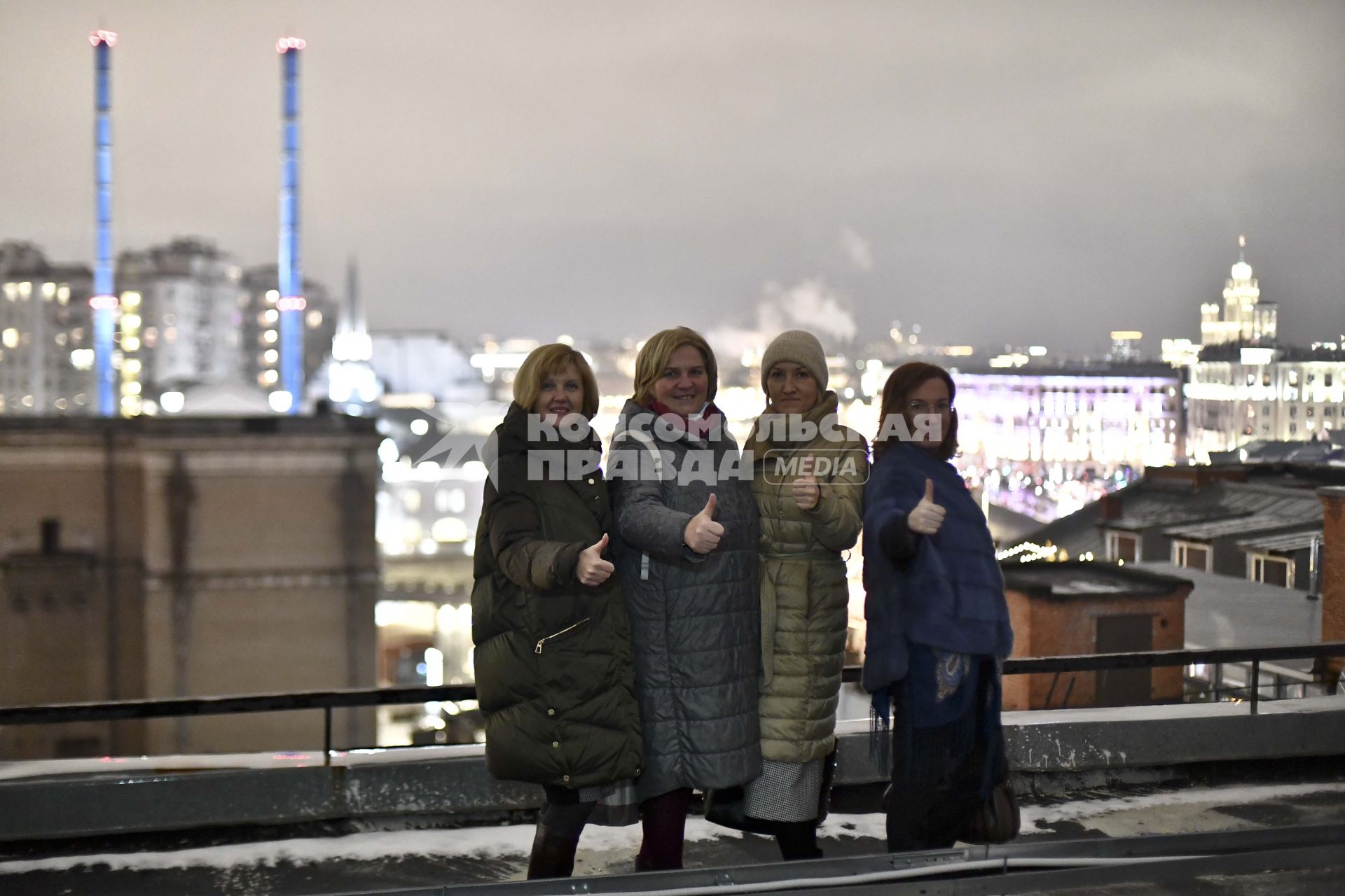 Москва. Встреча клуба `Время женщин` в выставочном центре `Роза Эйнема` на территории `Красного Октября` . Участницы клуба на крыше.