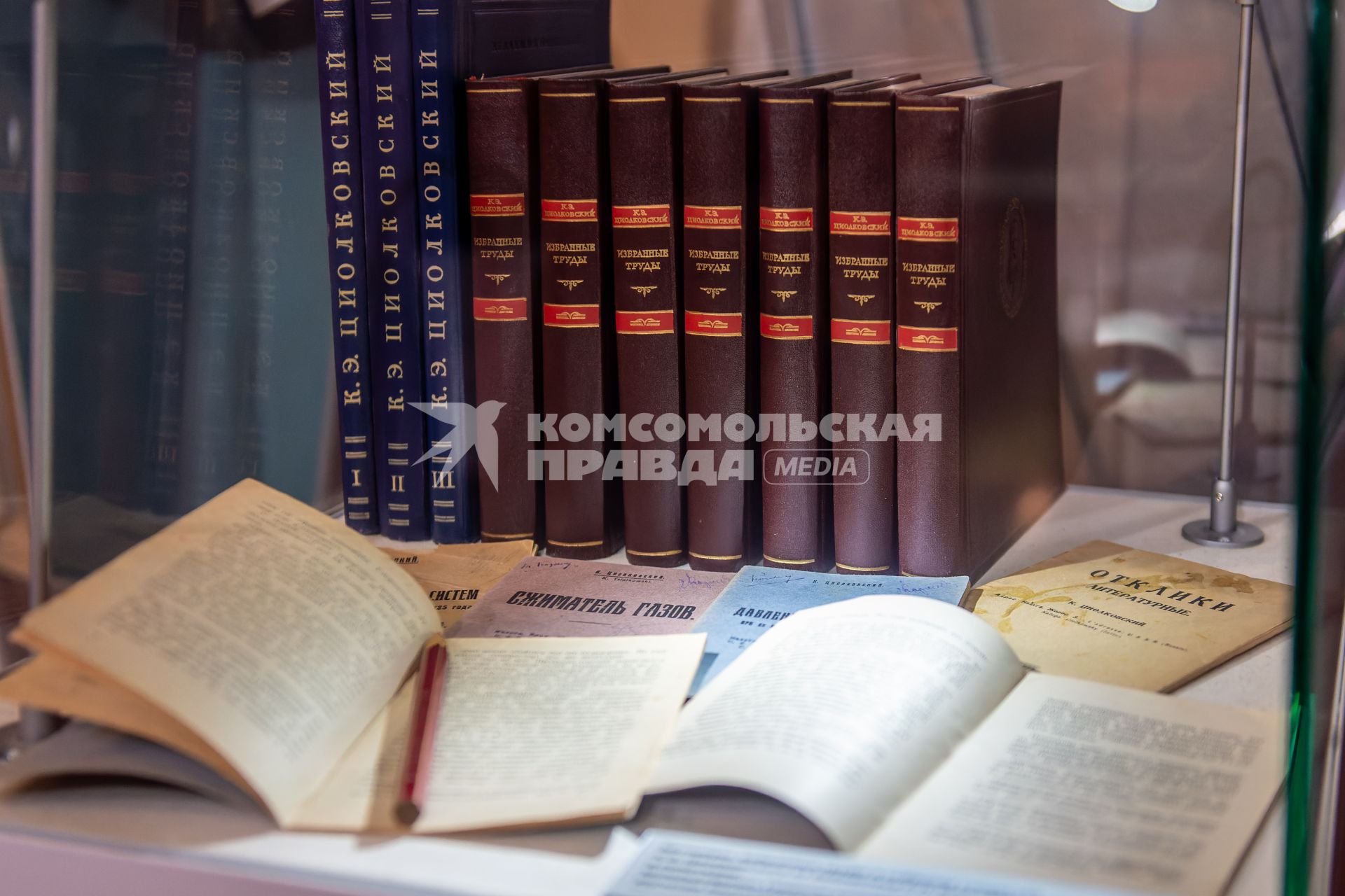 Москва. Собрание сочинений К.Э. Циолковского в Мемориальном музее космонавтики на ВДНХ.