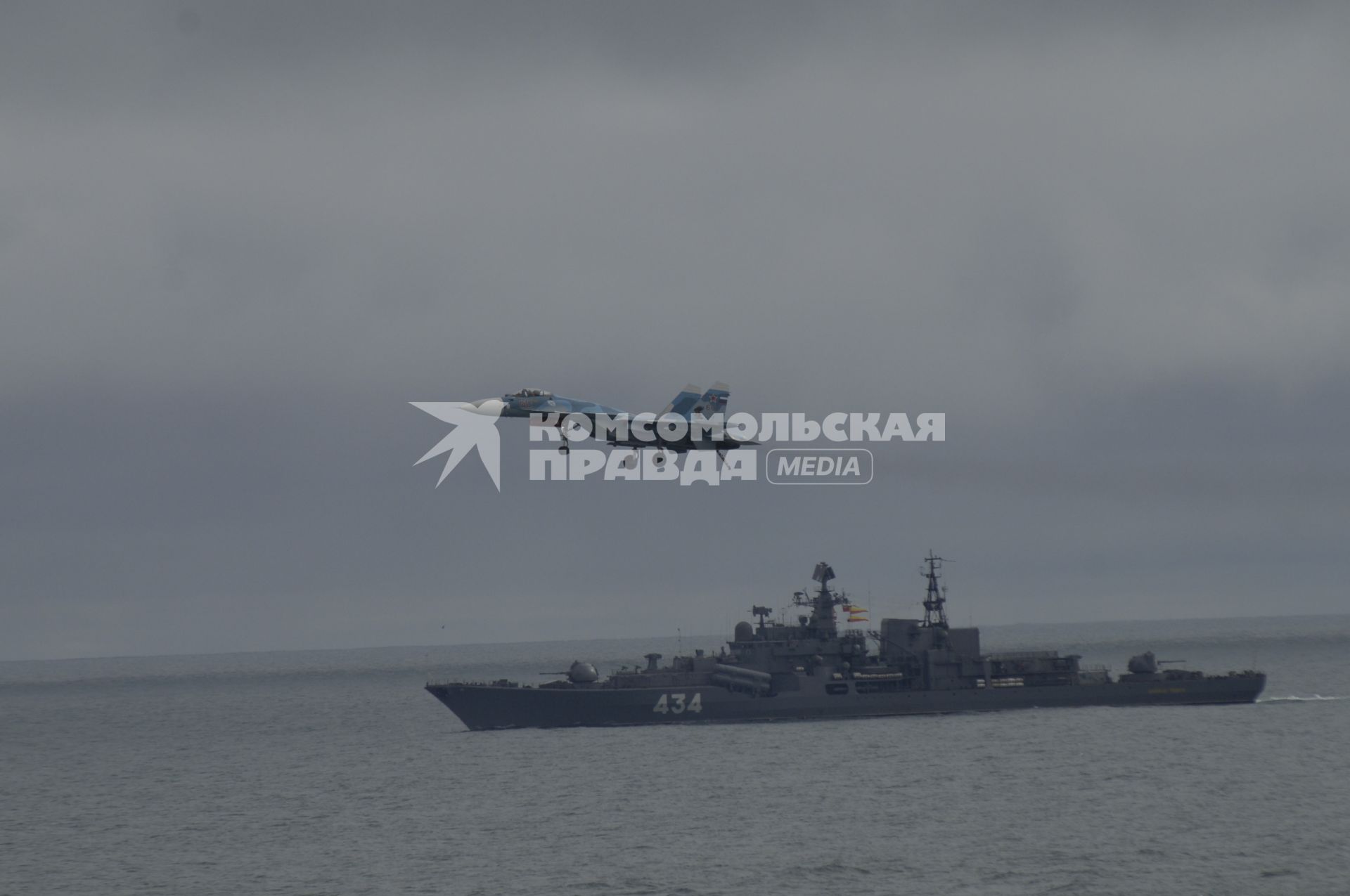 Мурманская область. Авианесущий корабль Военно-морского флота России, флагман ВМФ России и Северного флота  ` Адмирал Н. Г. Кузнецов` во время учений в аренцовом море.