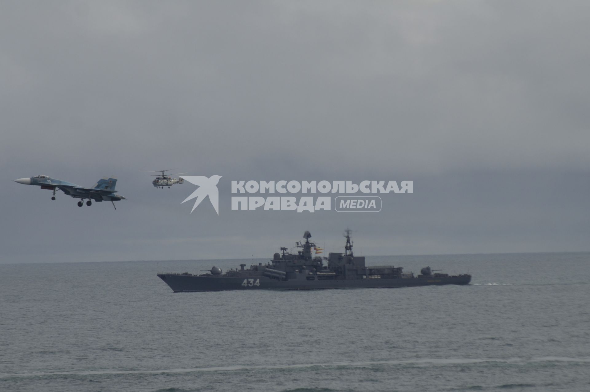 Мурманская область. Авианесущий корабль Военно-морского флота России, флагман ВМФ России и Северного флота  ` Адмирал Н. Г. Кузнецов` во время учений в аренцовом море.