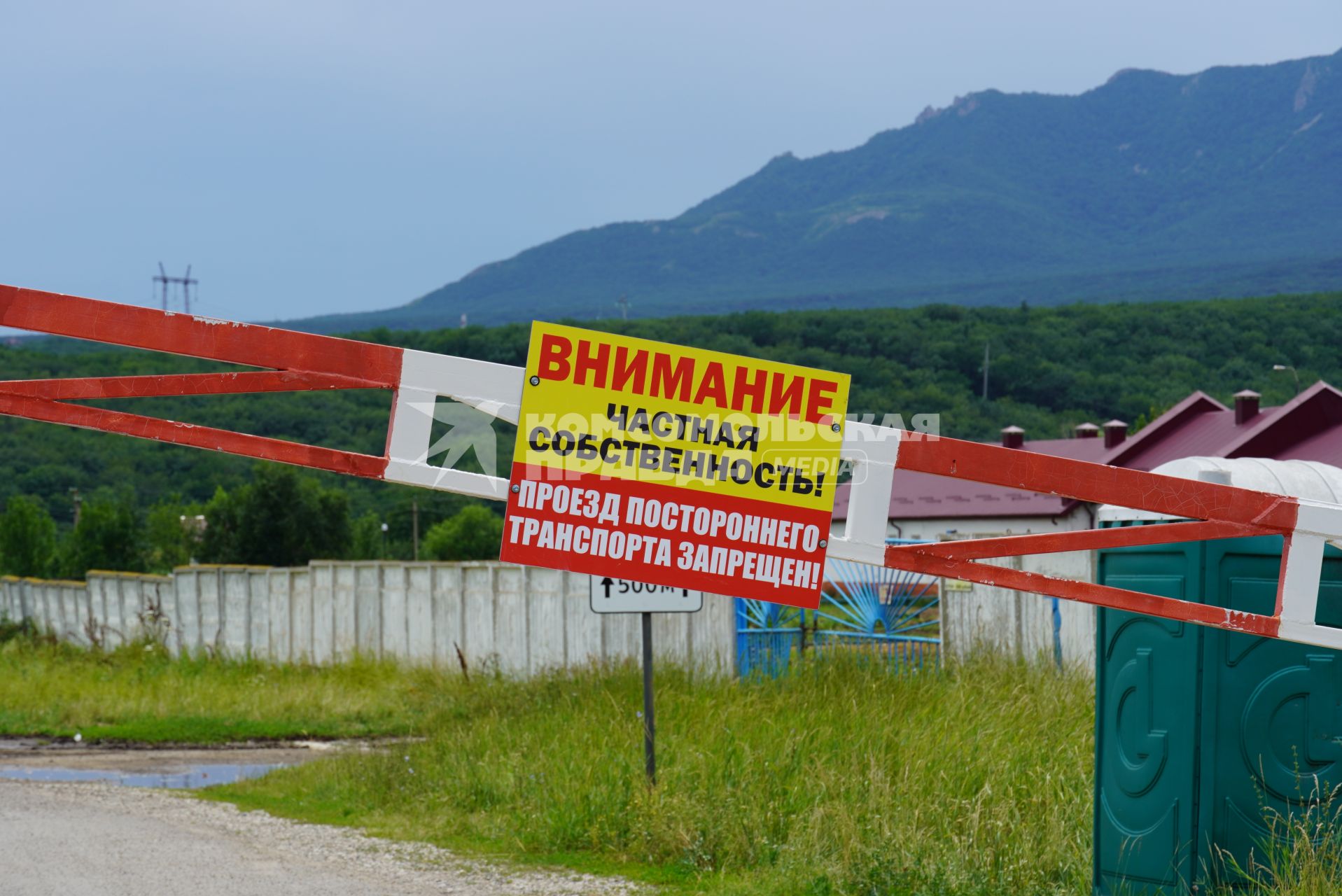 Ставропольский край. п. Новотерский. Шлагбаум на дороге к заводу `Кавминводы`, где производят минеральную воду `Новотерская целебная`. С 1 июля 2021 года завод прекратил работу из-за конфликта вокруг 600-метровой дороги, ведущей к заводу.