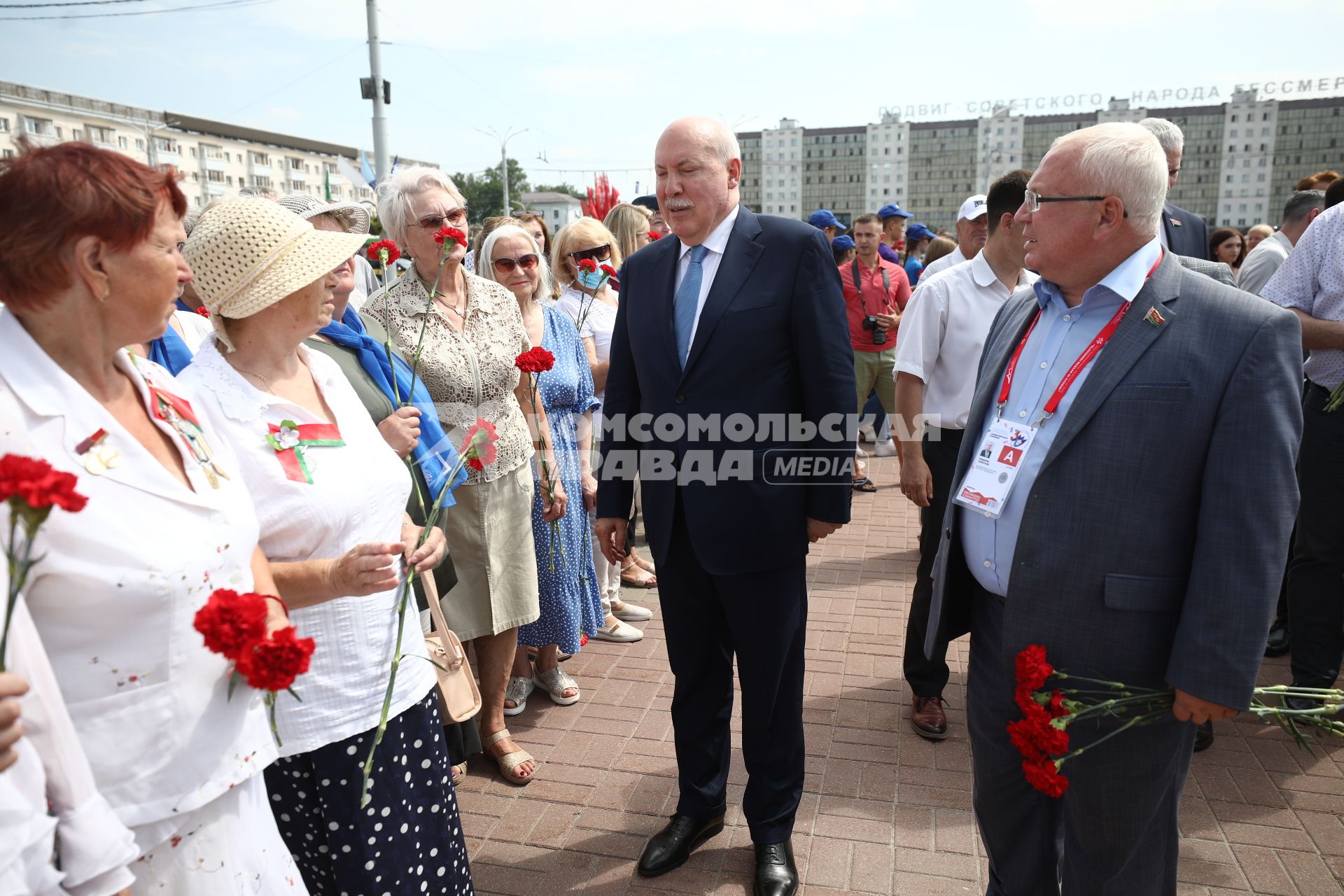 Беларусь, Витебск. Государственный секретарь Союзного государства Дмитрий Мезенцев (в центре) на церемонии возложения цветов к Вечному огню в рамках Дня Союзного государства.