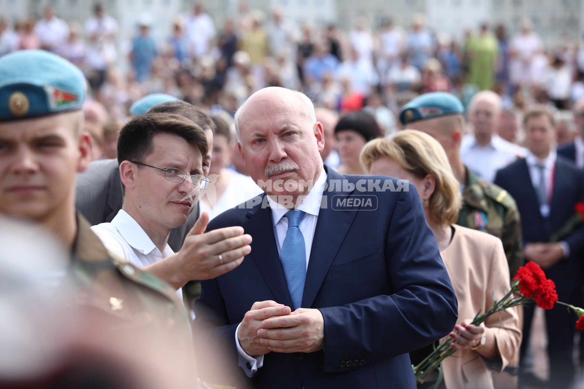 Беларусь, Витебск. Государственный секретарь Союзного государства Дмитрий Мезенцев (в центре) на церемонии возложения цветов к Вечному огню в рамках Дня Союзного государства.