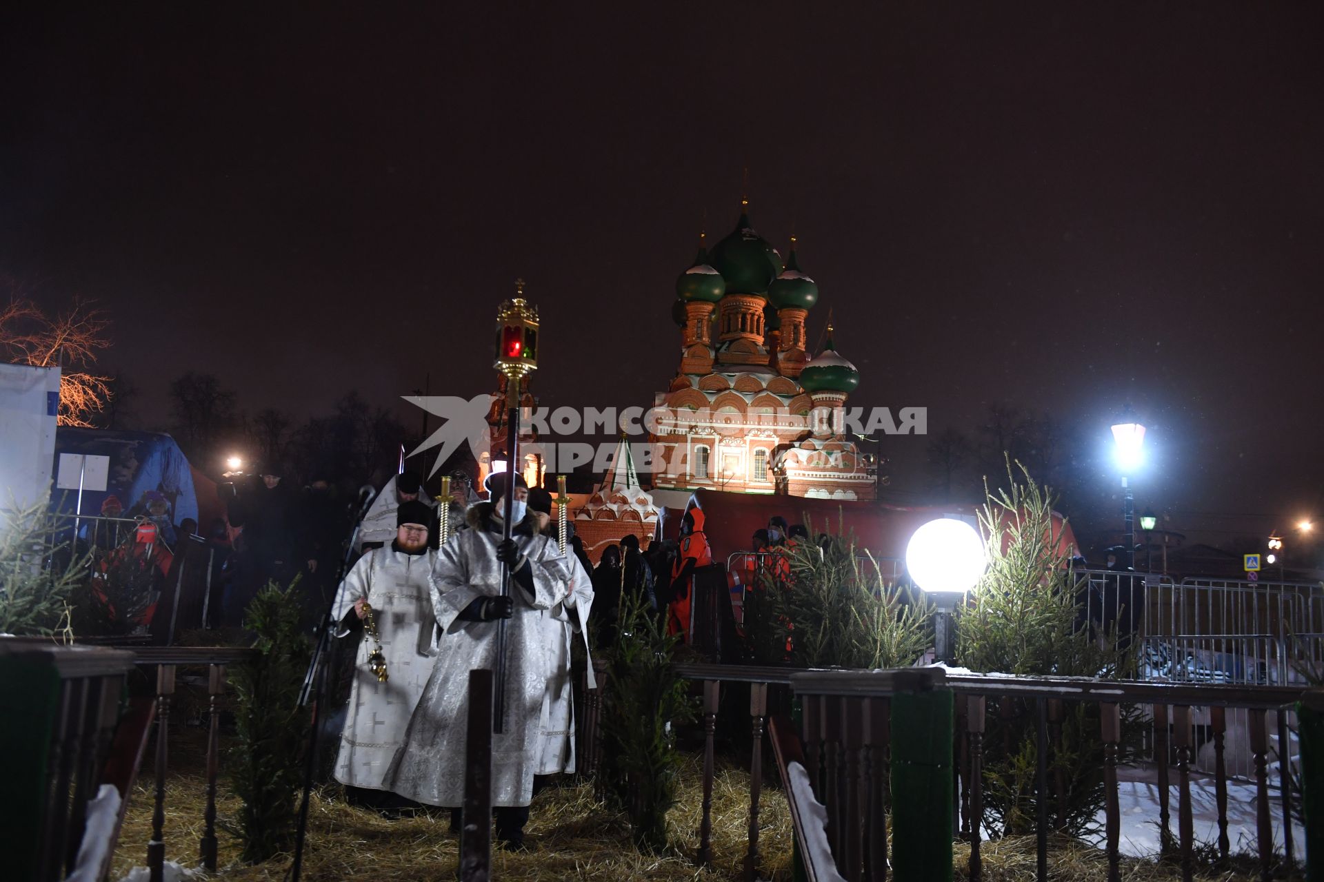 Москва. Освящение воды перед началом крещенских купаний в проруби Дворцового пруда в парке Останкино.