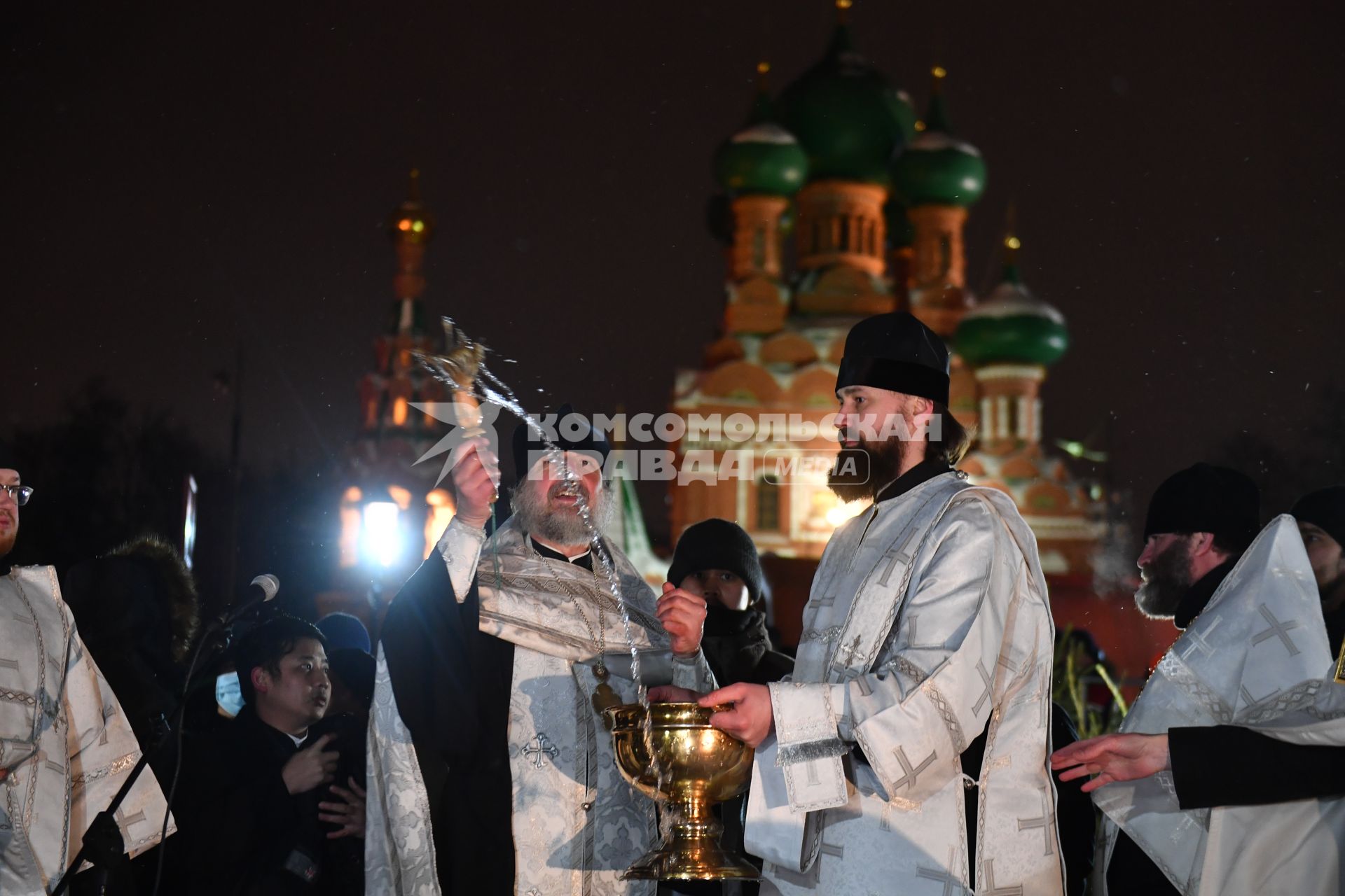 Москва. Освящение воды перед началом крещенских купаний в проруби Дворцового пруда в парке Останкино.