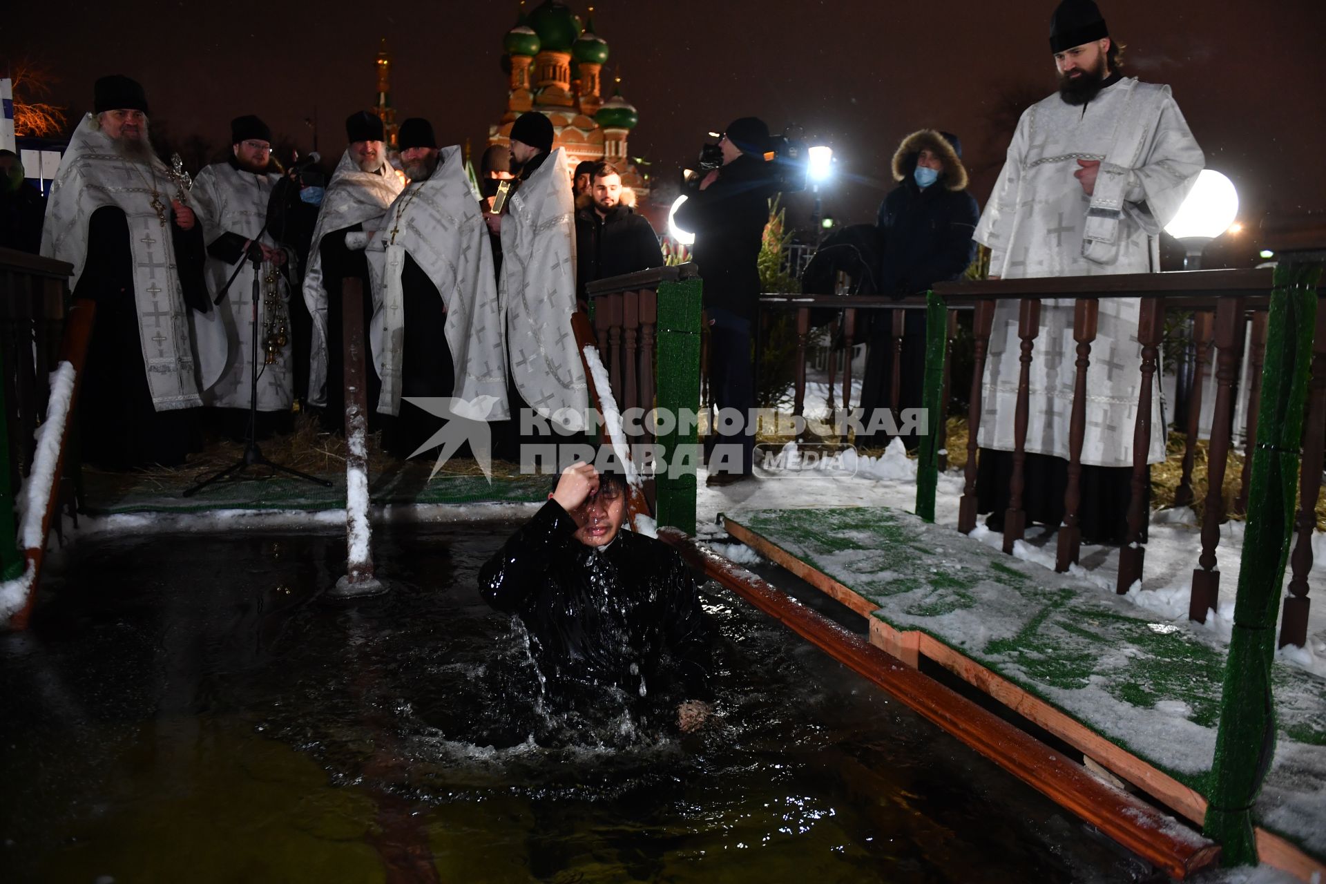 Москва. Священнослужитель во время крещенских купаний в проруби Дворцового пруда в парке Останкино.