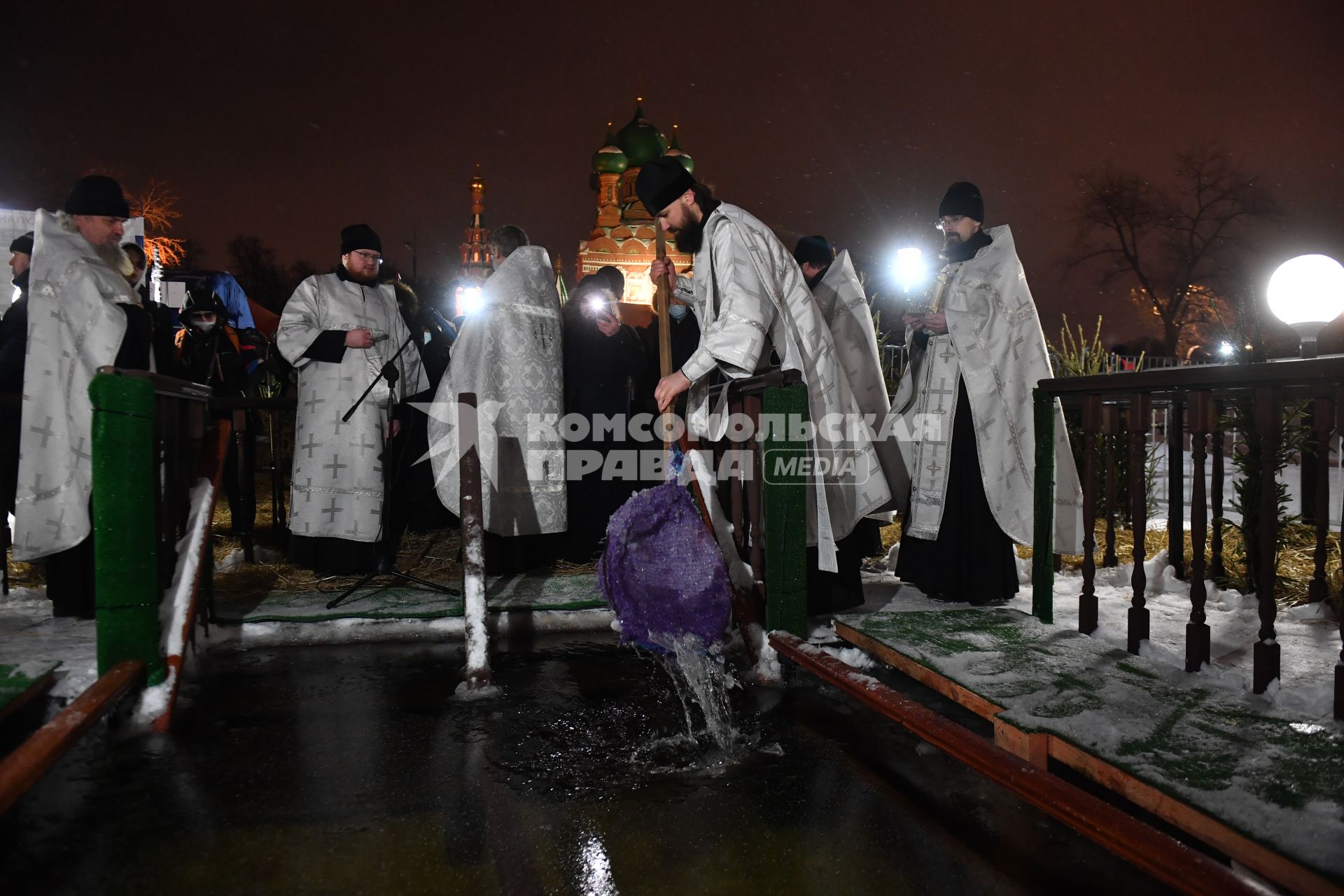 Москва. Освящение воды перед началом крещенских купаний в проруби Дворцового пруда в парке Останкино.