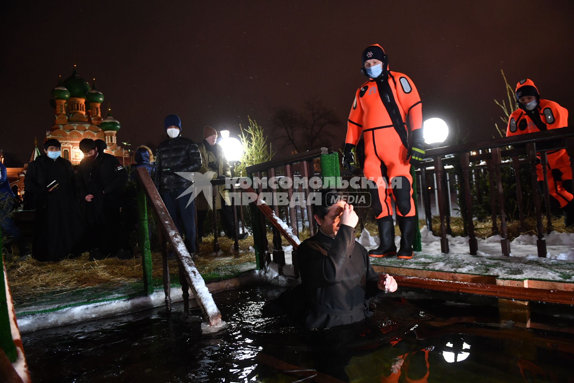 Москва. Священнослужитель во время крещенских купаний в проруби Дворцового пруда в парке Останкино.