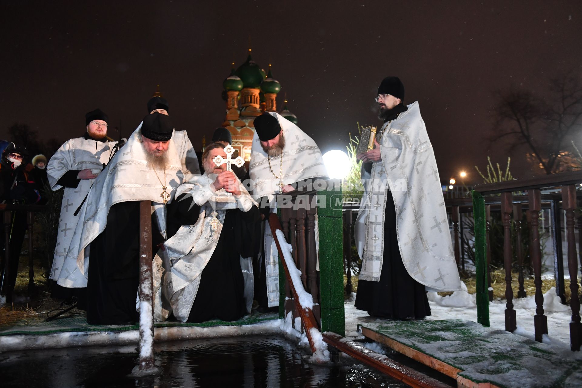 Москва. Освящение воды перед началом крещенских купаний в проруби Дворцового пруда в парке Останкино.