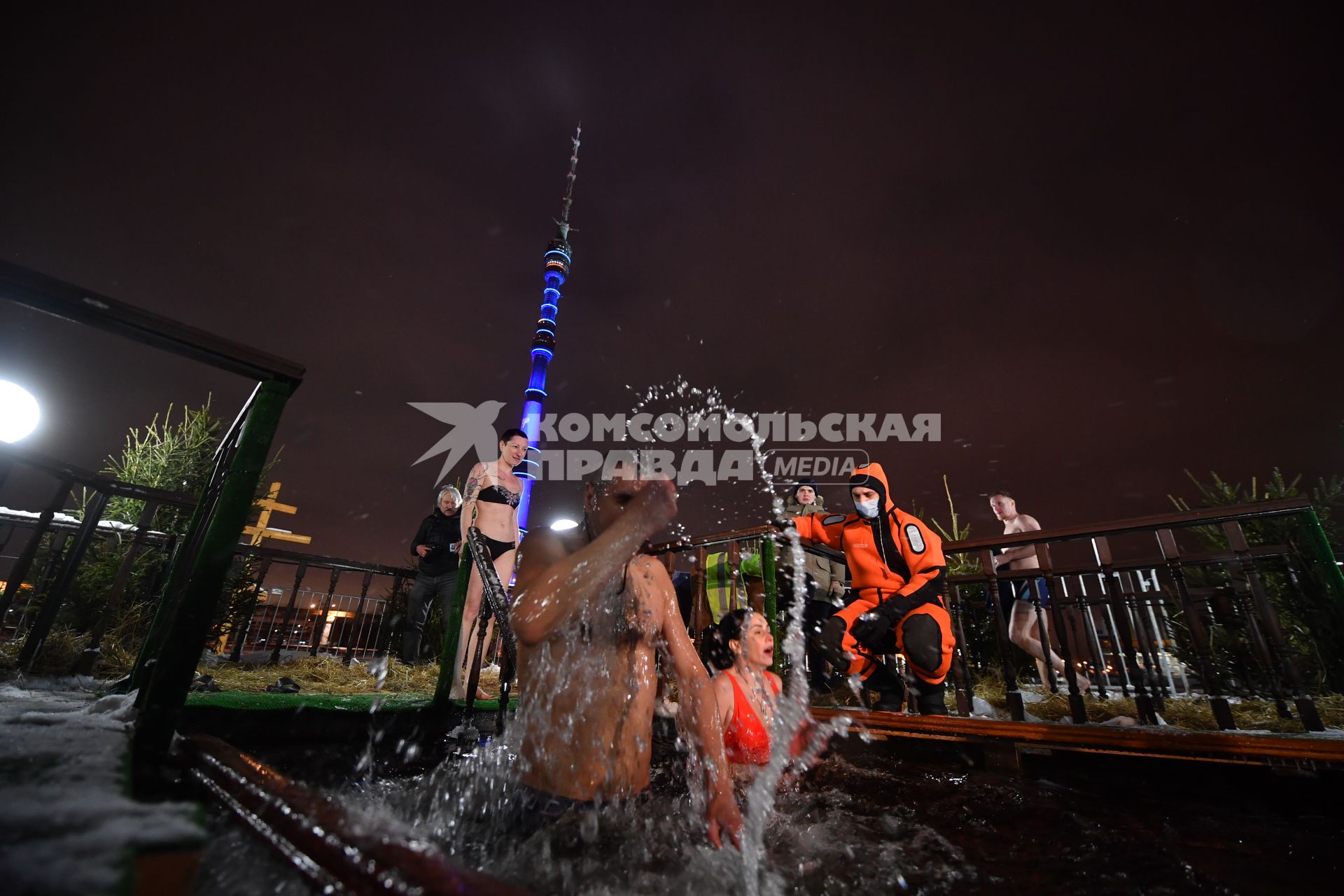 Москва. Горожане во время крещенских купаний в проруби Дворцового пруда в парке Останкино.