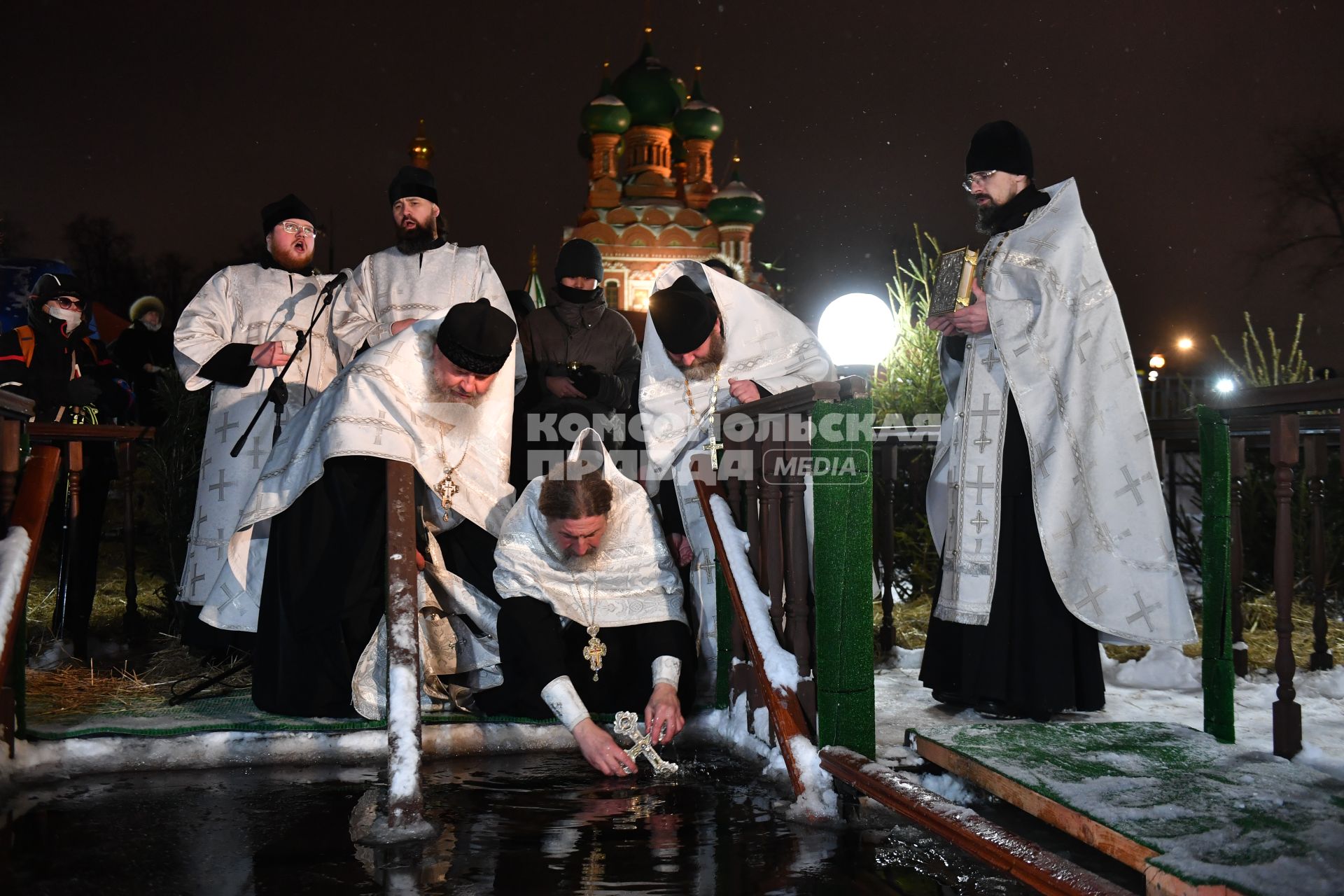 Москва. Освящение воды перед началом крещенских купаний в проруби Дворцового пруда в парке Останкино.