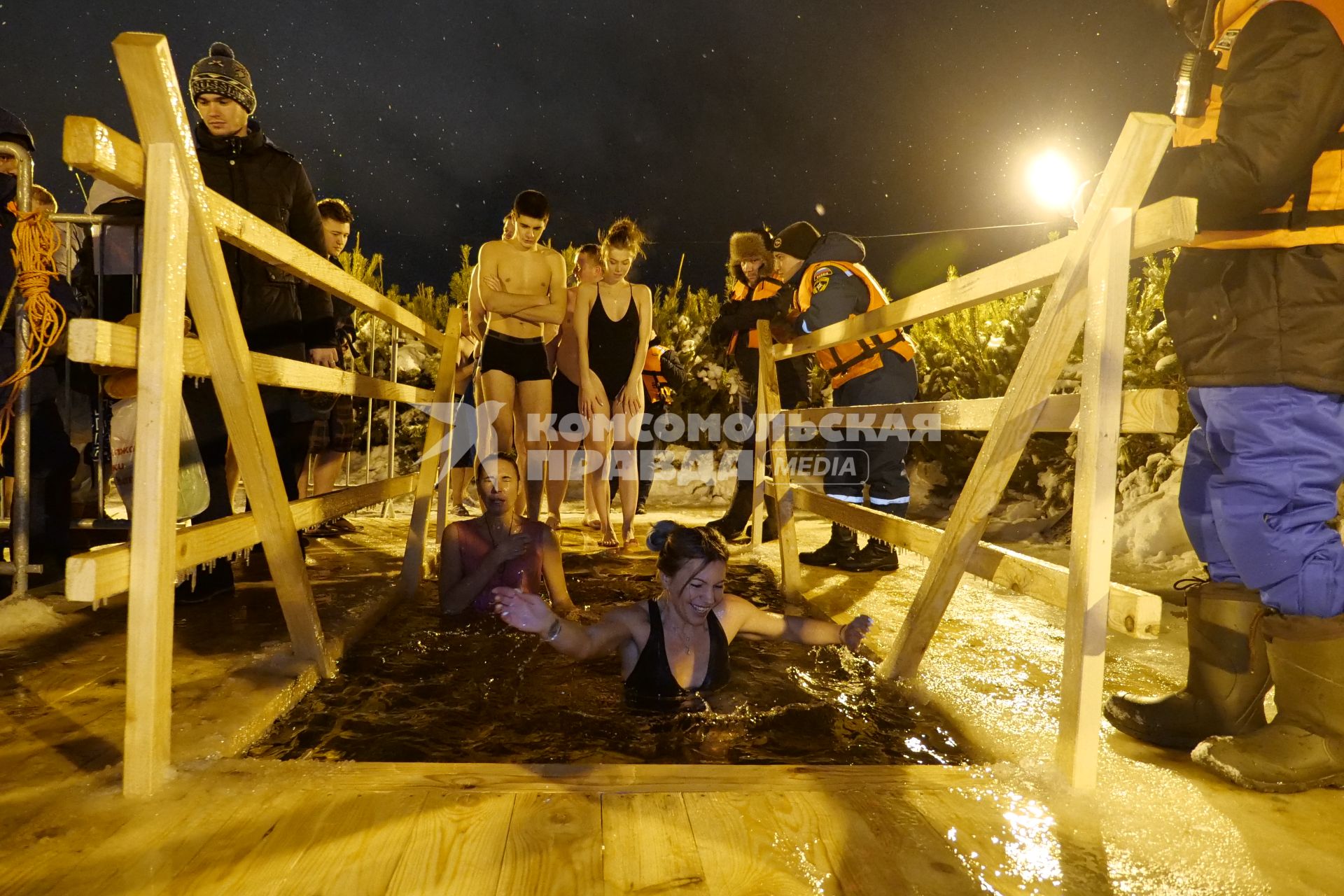 Самара. Девушки окунаются в купели во время ночных крещенских купаний.