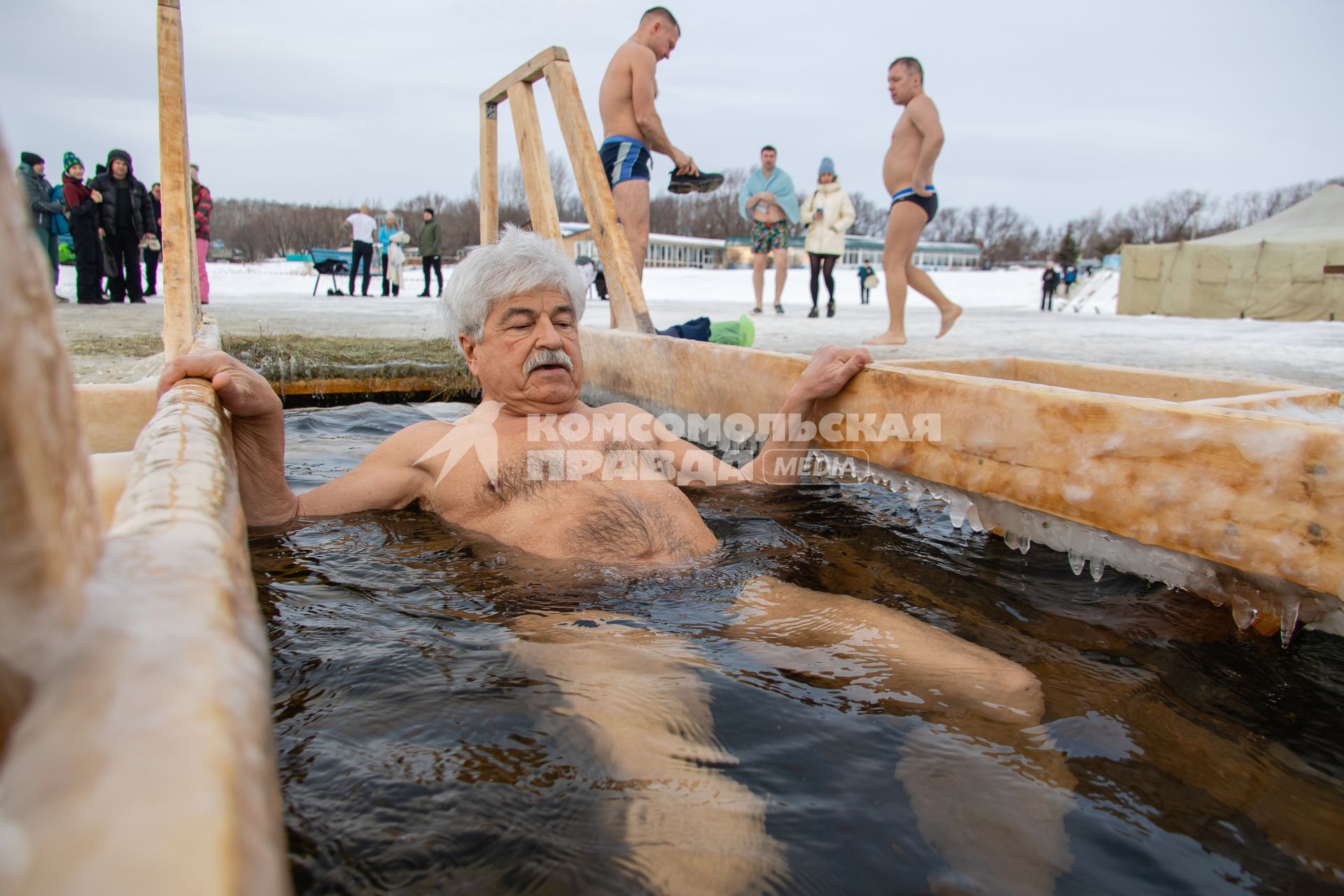 Челябинск. Мужчина окунается в купели во время крещенских купаний.