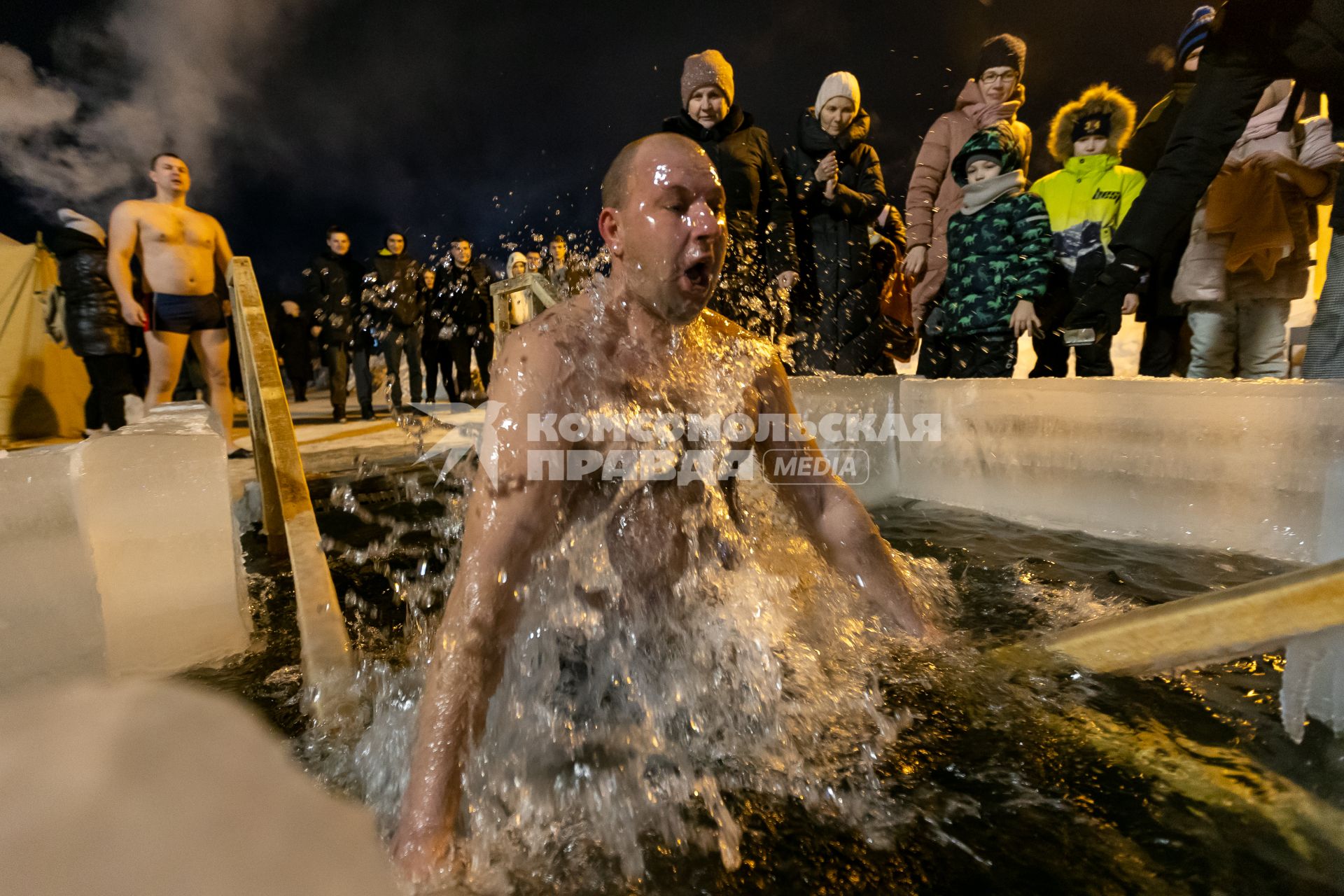 Челябинск. Мужчина окунается в купели во время ночных крещенских купаний.