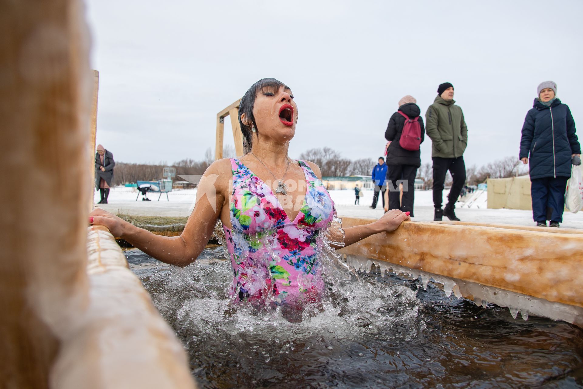 Челябинск. Женщина окунается в купели во время крещенских купаний.