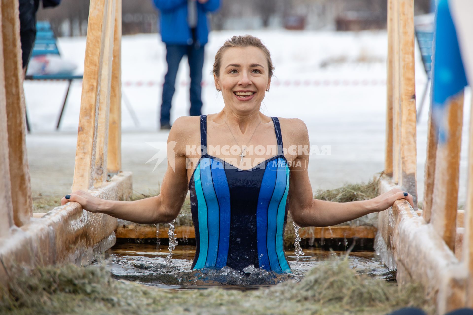 Челябинск. Девушка окунается в купели во время крещенских купаний.