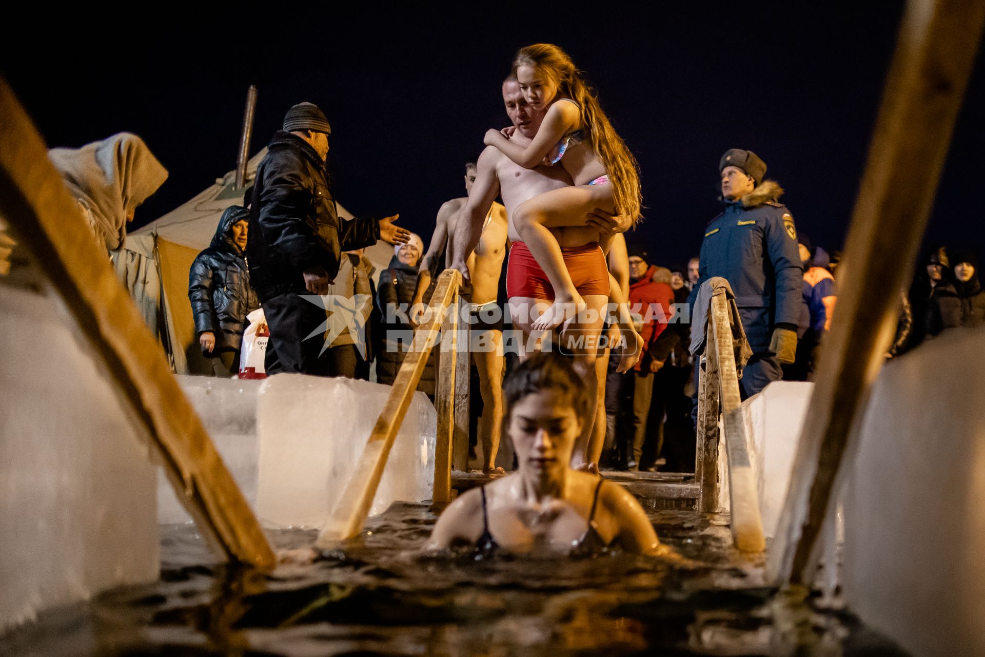 Челябинск. Горожане окунаются в купели во время ночных крещенских купаний.
