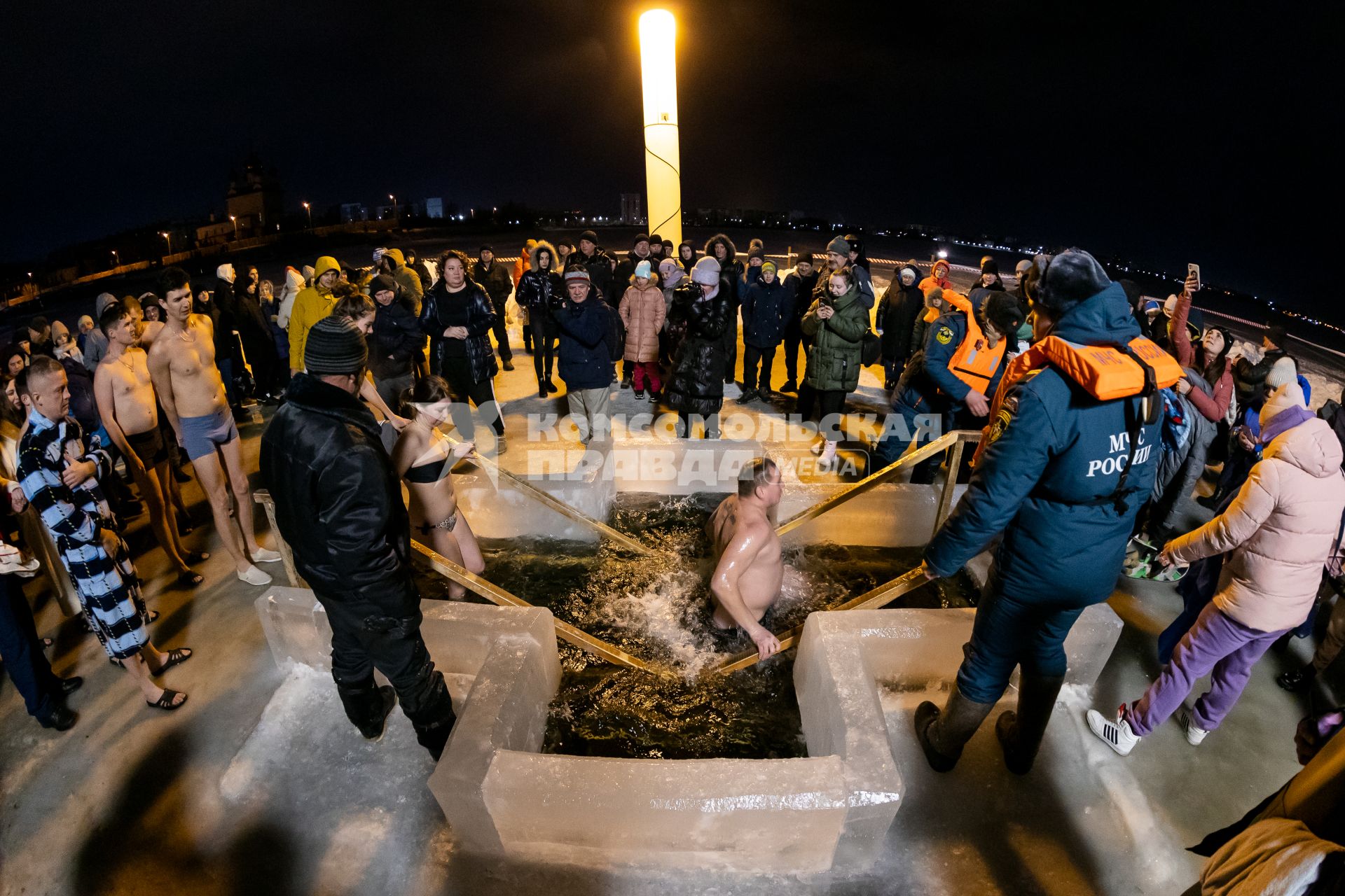 Челябинск. Мужчина окунается в купели во время ночных крещенских купаний.