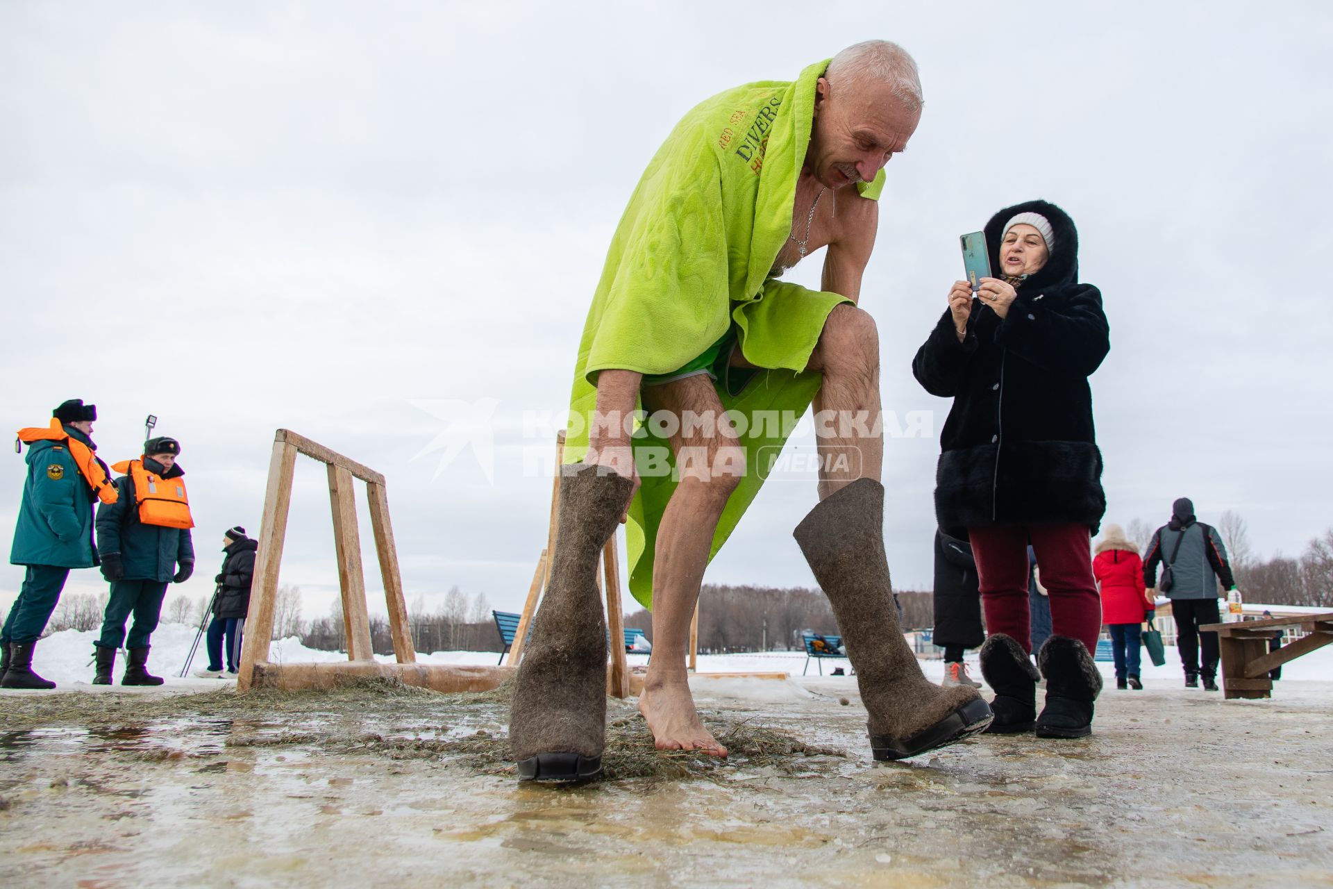 Челябинск. Мужчина во время крещенских купаний.