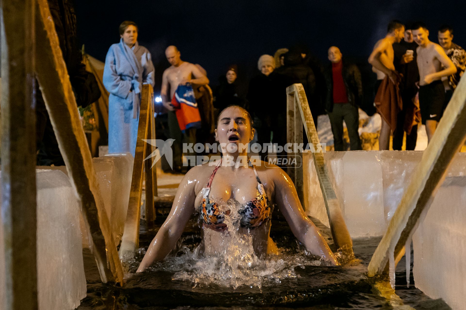 Челябинск. Женщина окунается в купели во время ночных крещенских купаний.