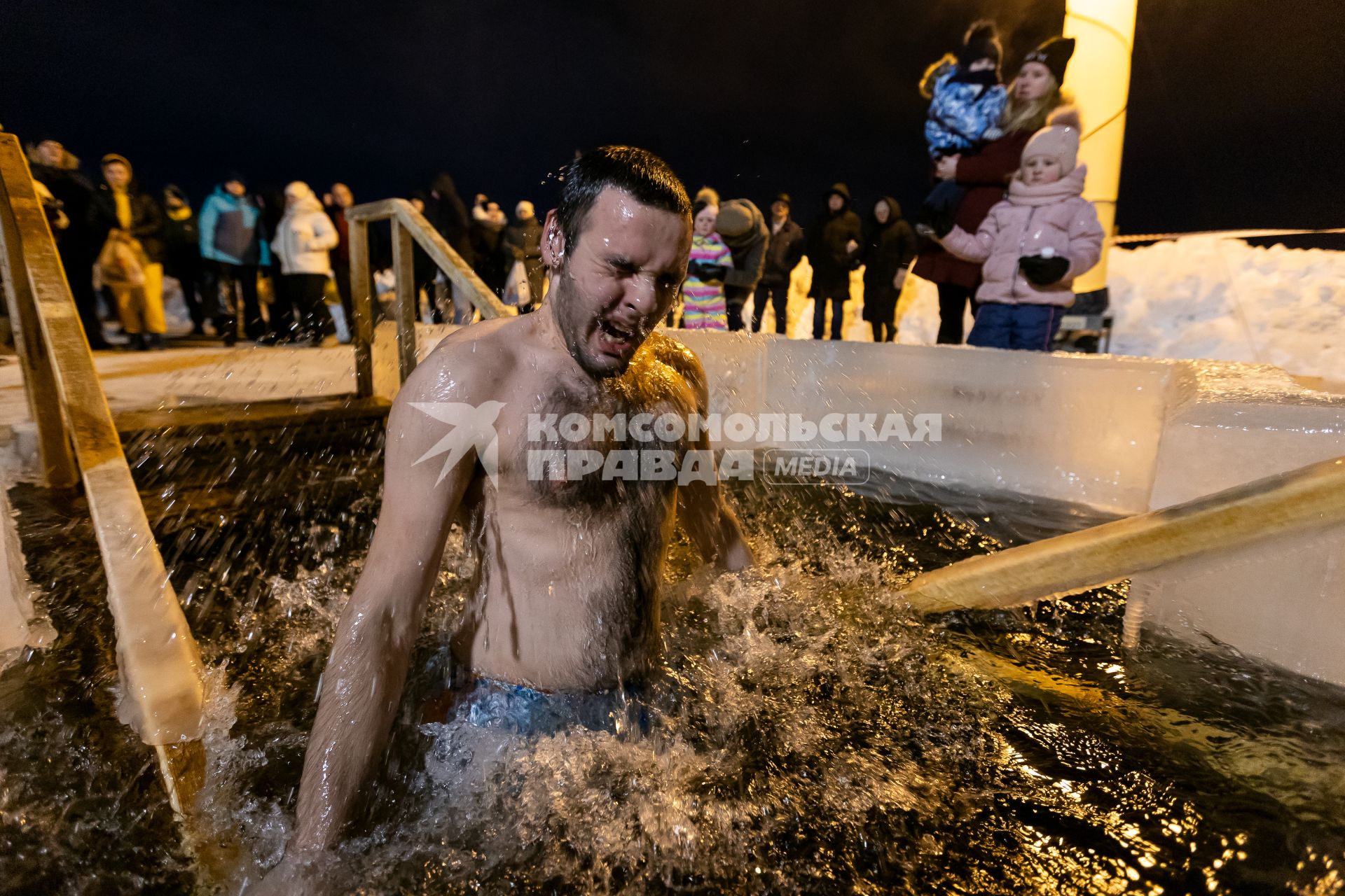 Челябинск. Мужчина окунается в купели во время ночных крещенских купаний.