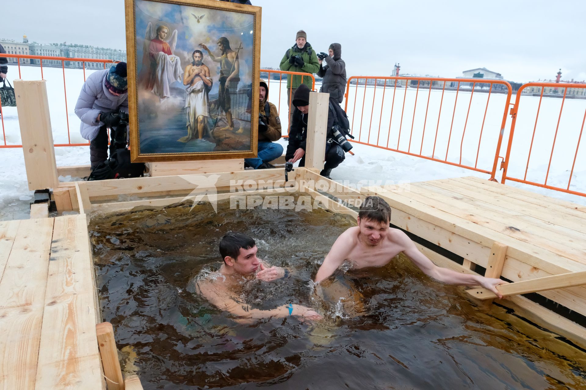 Санкт-Петербург.  Мужчины во время крещенских купаний в купели у Петропавловской крепости.