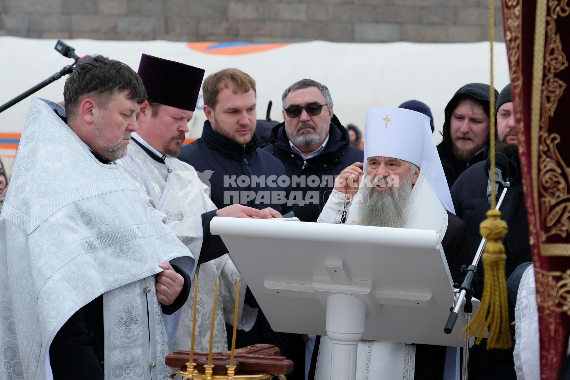 Санкт-Петербург.  Священнослужитель совершает чин освящения воды в купели у Петропавловской крепости.