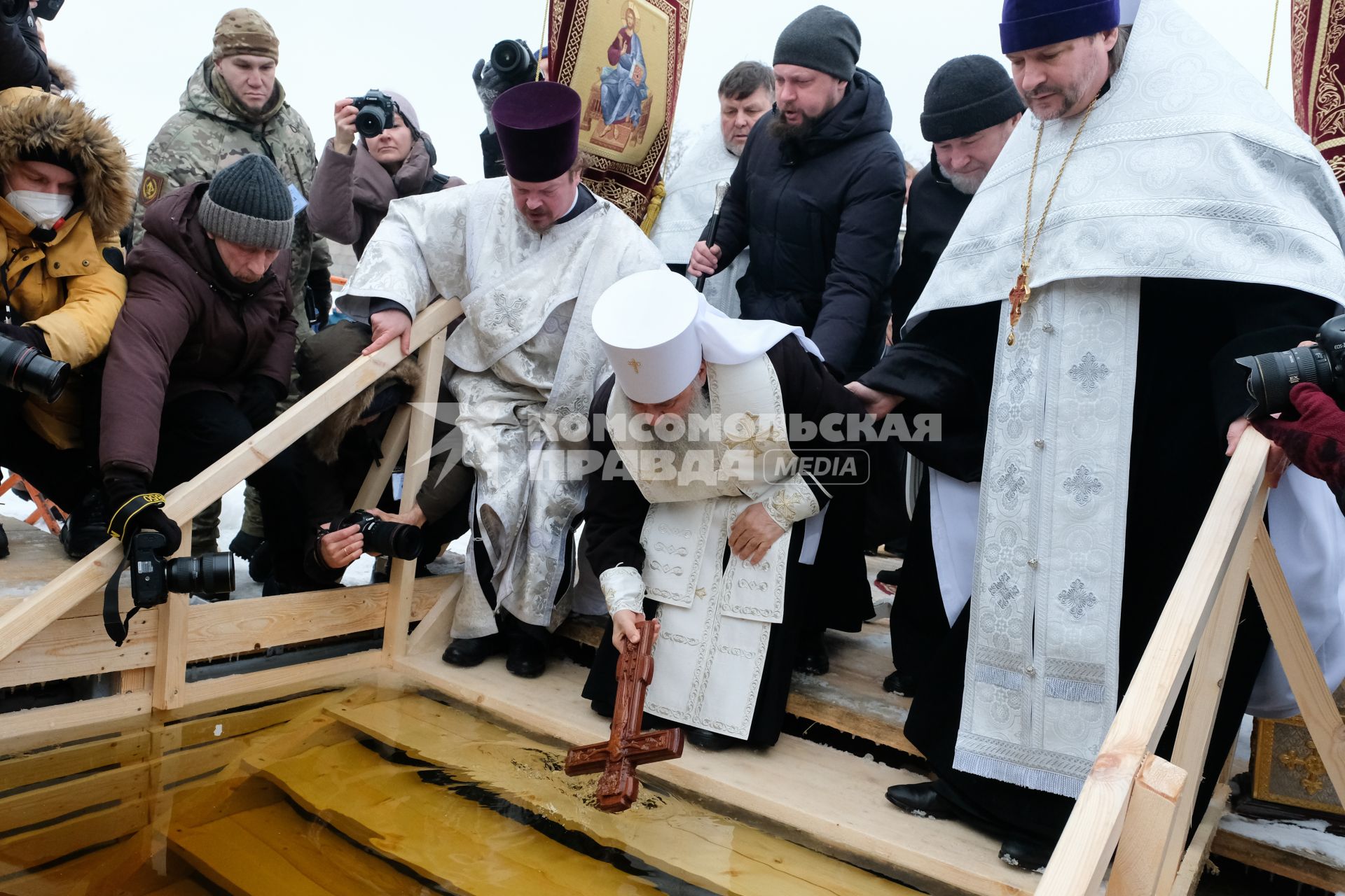 Санкт-Петербург.  Священнослужитель совершает чин освящения воды в купели у Петропавловской крепости.