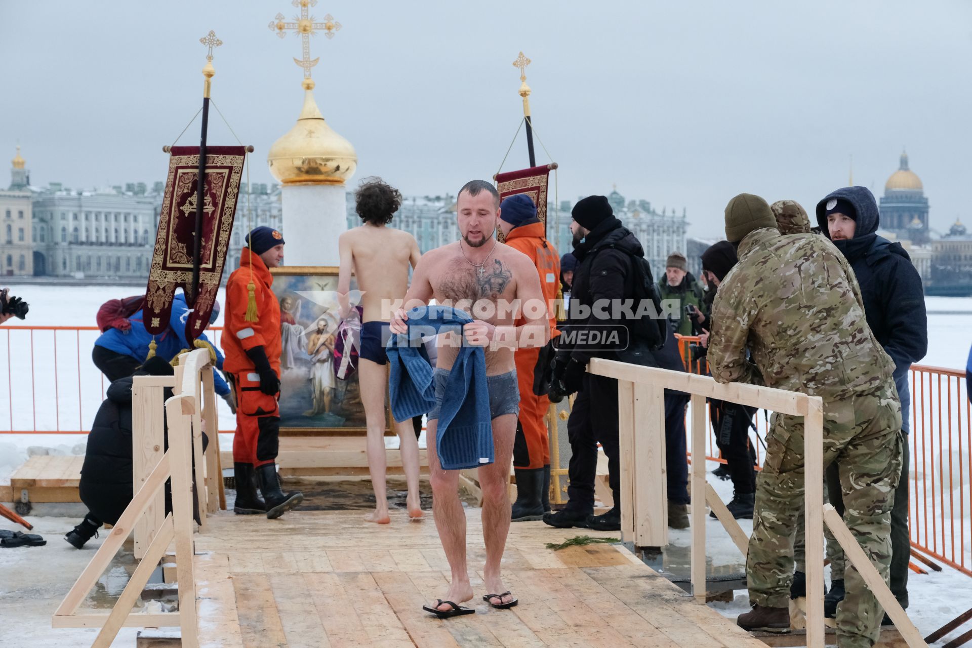 Санкт-Петербург. Во время крещенских купаний в купели у Петропавловской крепости.