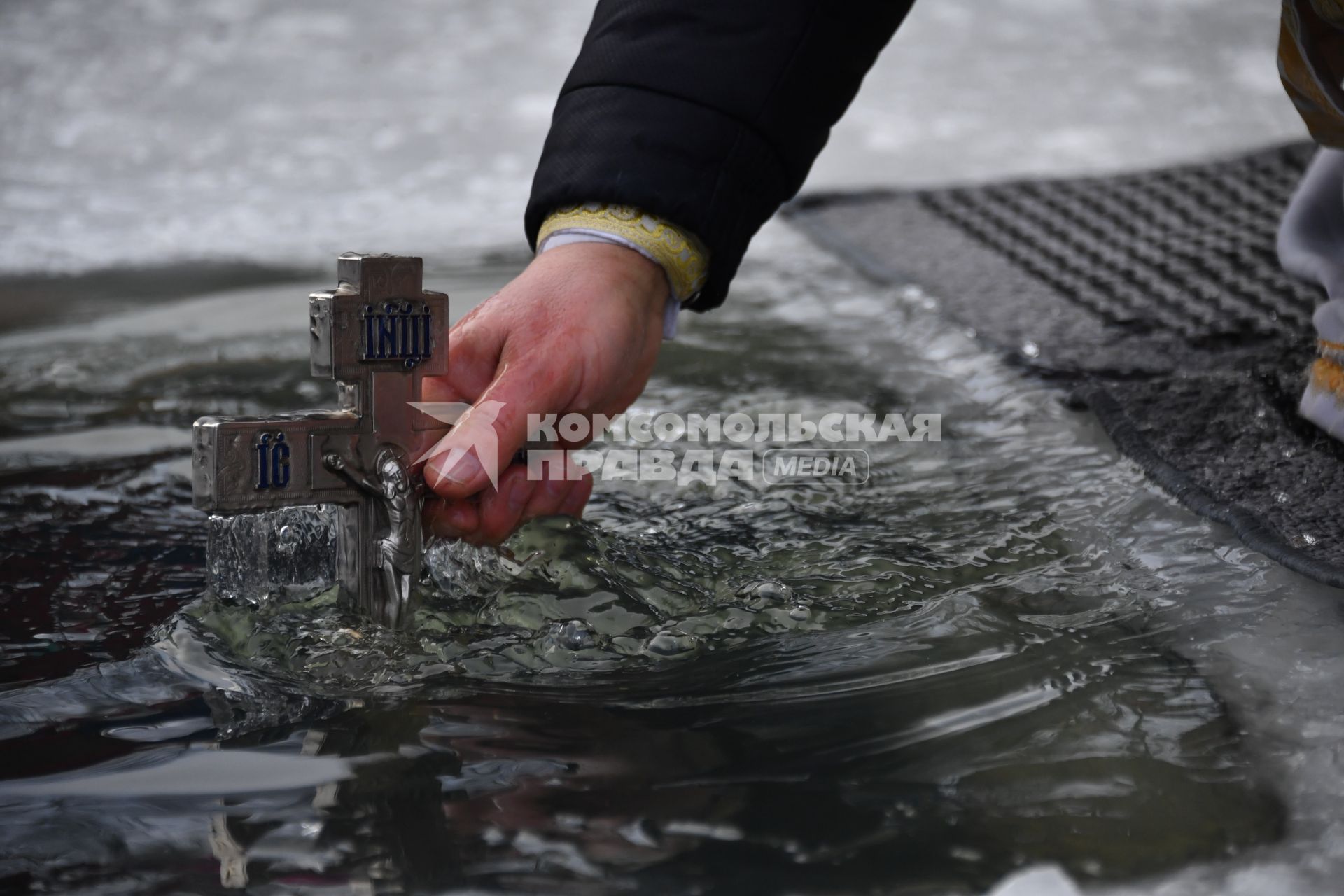 Московская область. г.Софрино. Обряд освящения воды перед началом крещенских купаний на реке Талица.