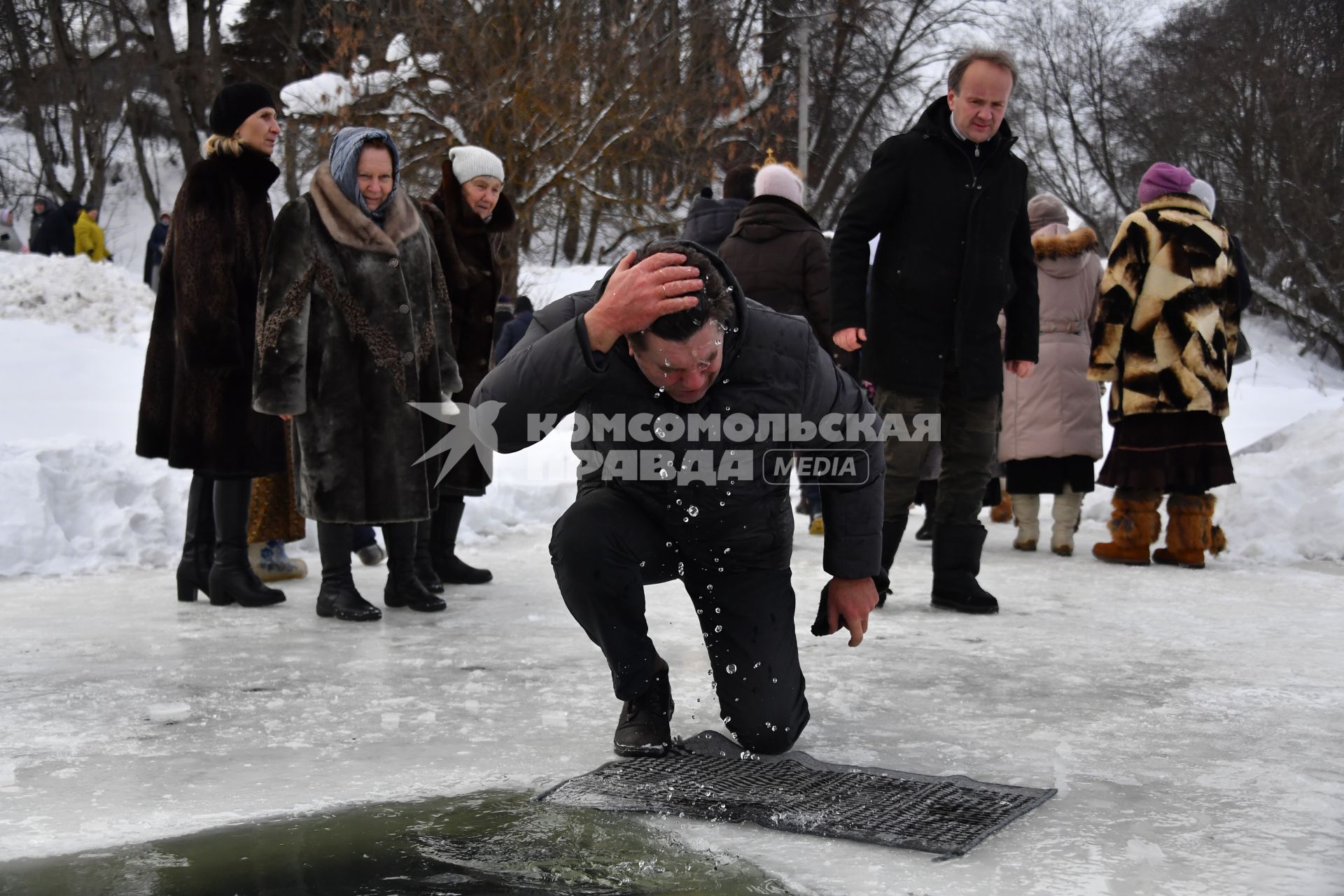 Московская область. г.Софрино. Люди перед началом крещенских купаний на реке Талица.