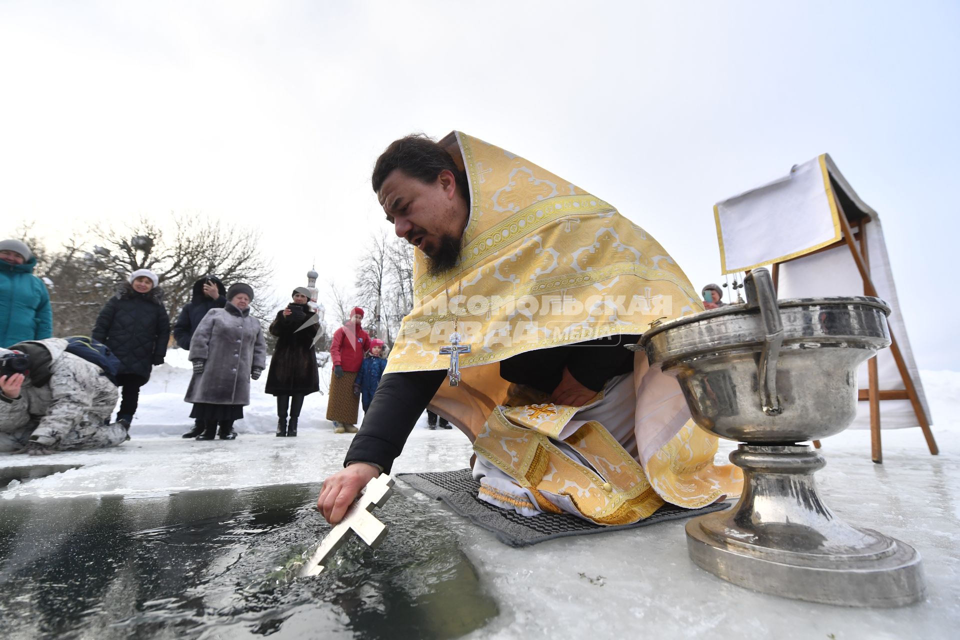 Московская область. г.Софрино. Обряд освящения воды перед началом крещенских купаний на реке Талица.