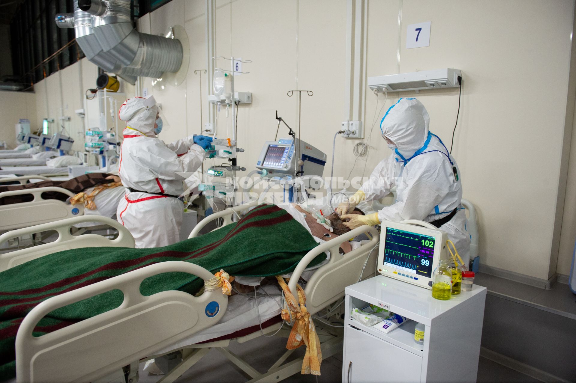 Санкт-Петербург. Медицинские сотрудники и пациент в отделении реанимации и интенсивной терапии во временном госпитале для больных COVID-19, в выставочном комплексе `Ленэкспо`.