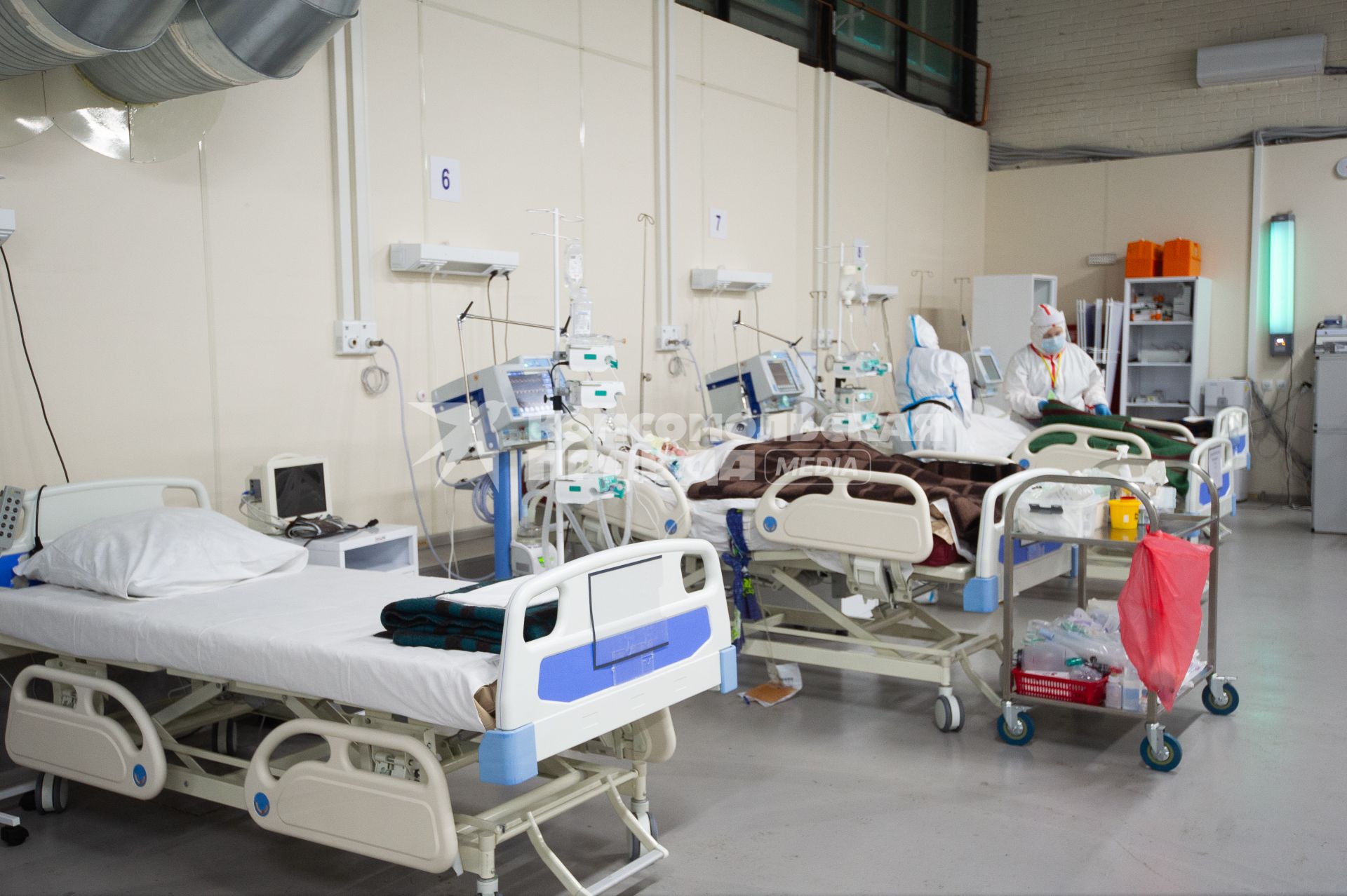Санкт-Петербург. Медицинские сотрудники и пациент в отделении реанимации и интенсивной терапии во временном госпитале для больных COVID-19, в выставочном комплексе `Ленэкспо`.