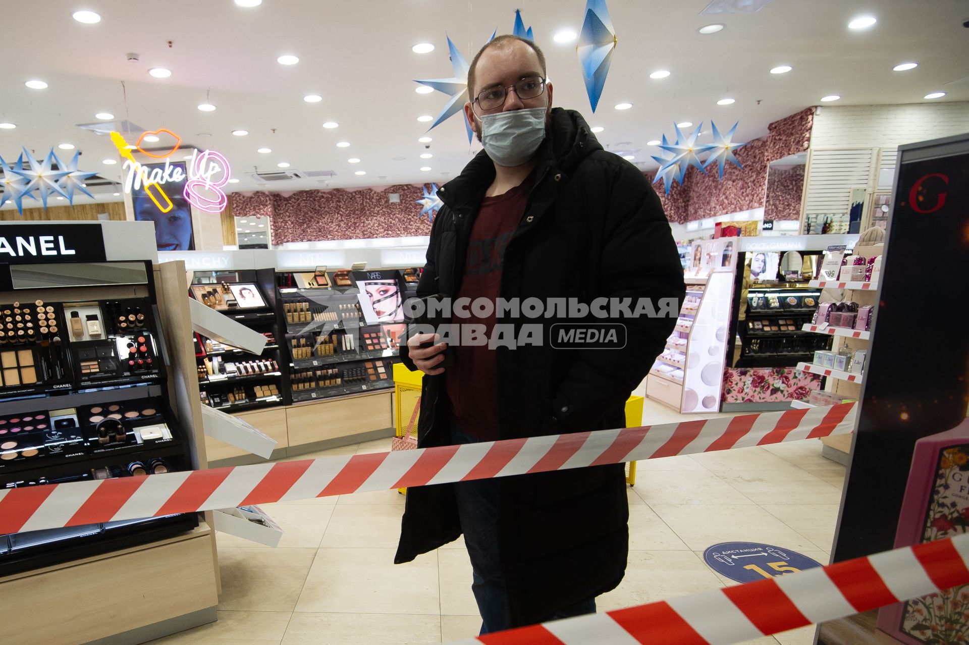 Санкт-Петербург. Мужчина в магазине косметики у ограничительной ленты.