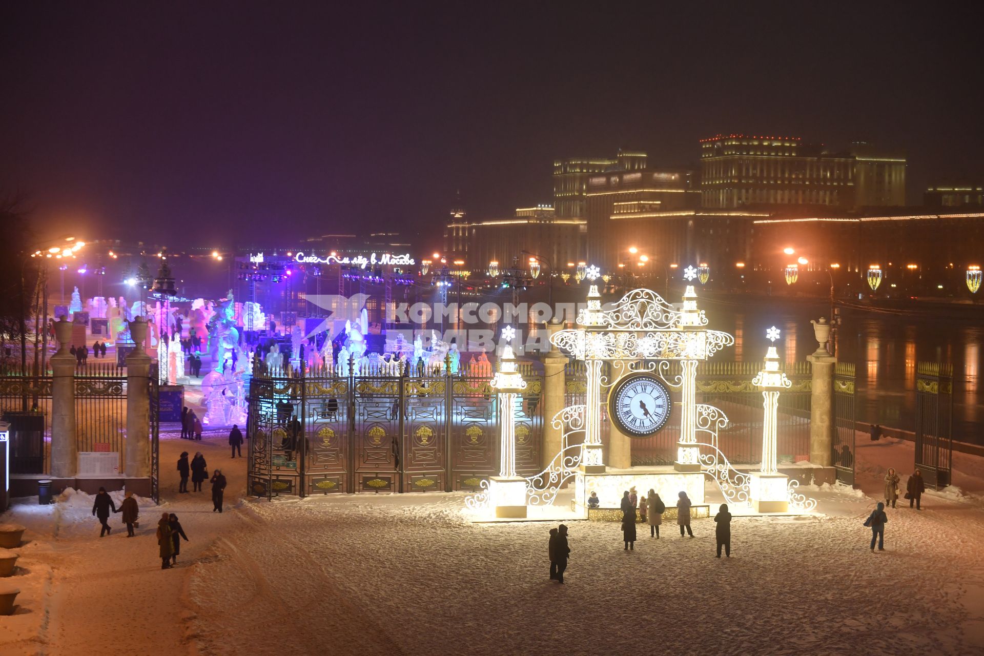 Москва. Фестиваль ледяных и снежных скульптур \"Снег и лед\" в парке Горького.