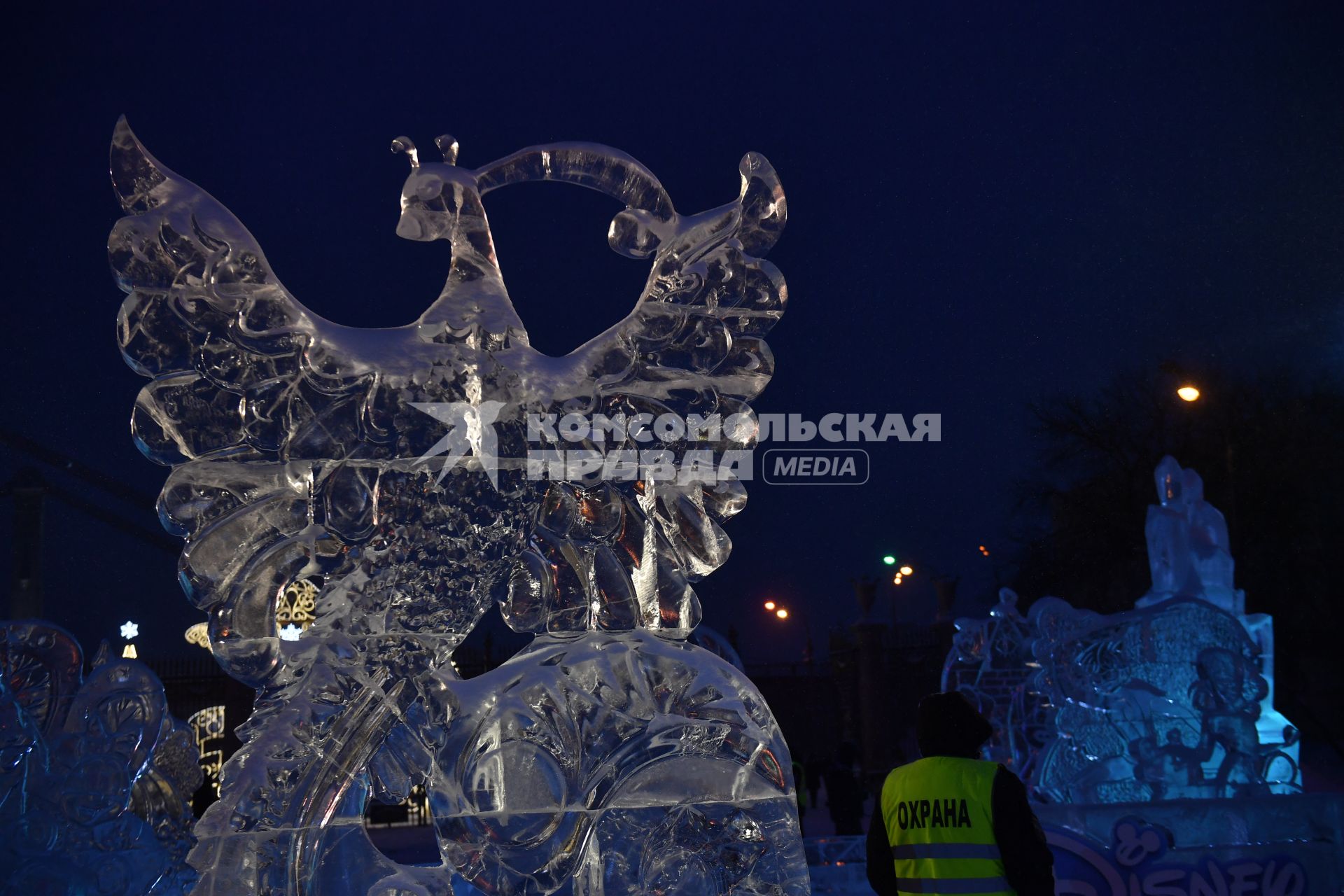 Москва. Посетители  на международном фестивале ледяных и снежных скульптур \"Снег и лед\" в парке Горького.