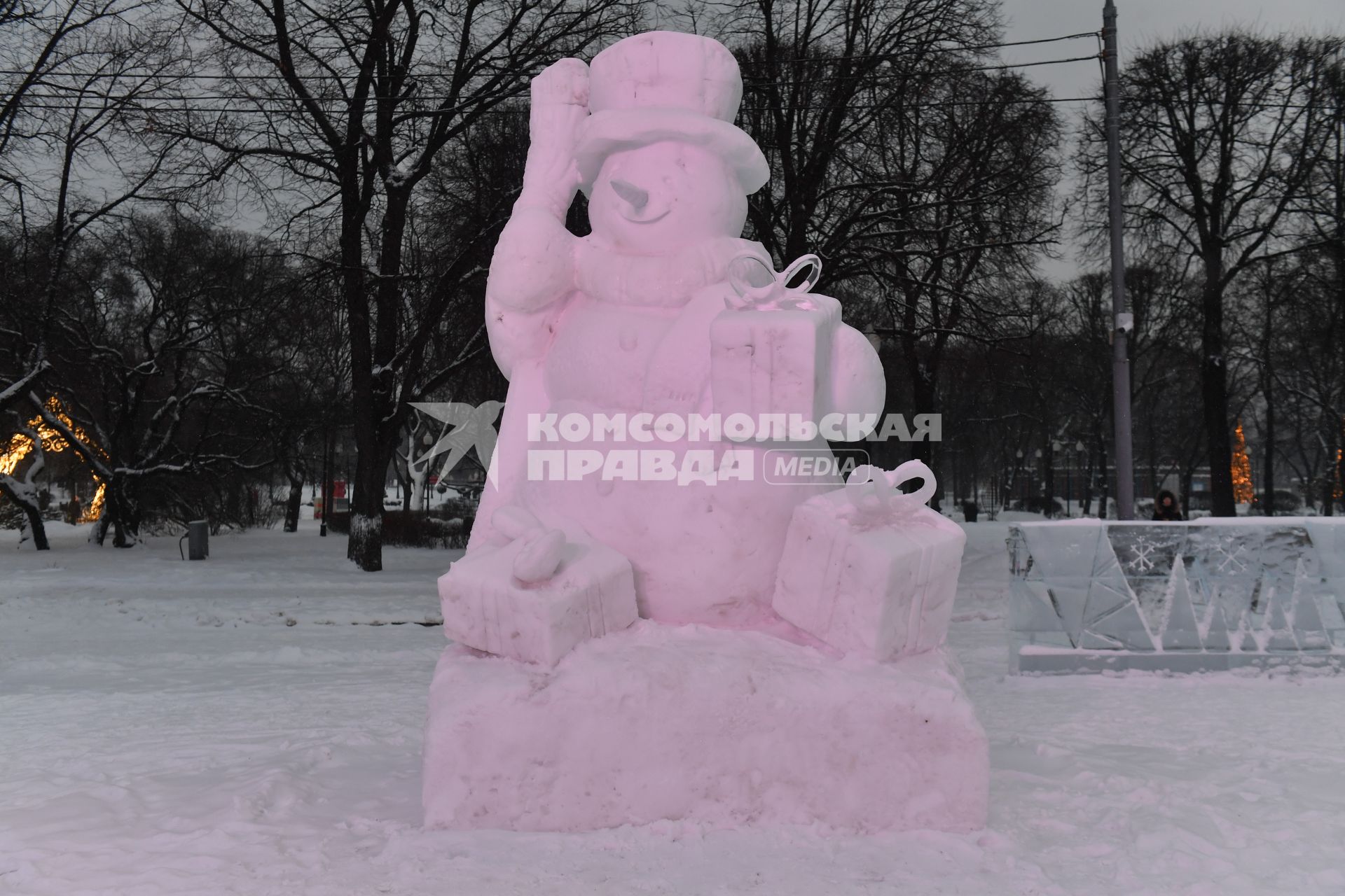 Москва.  Женщина фотграфирует детей на международном фестивале ледяных и снежных скульптур \"Снег и лед\" в парке Горького.