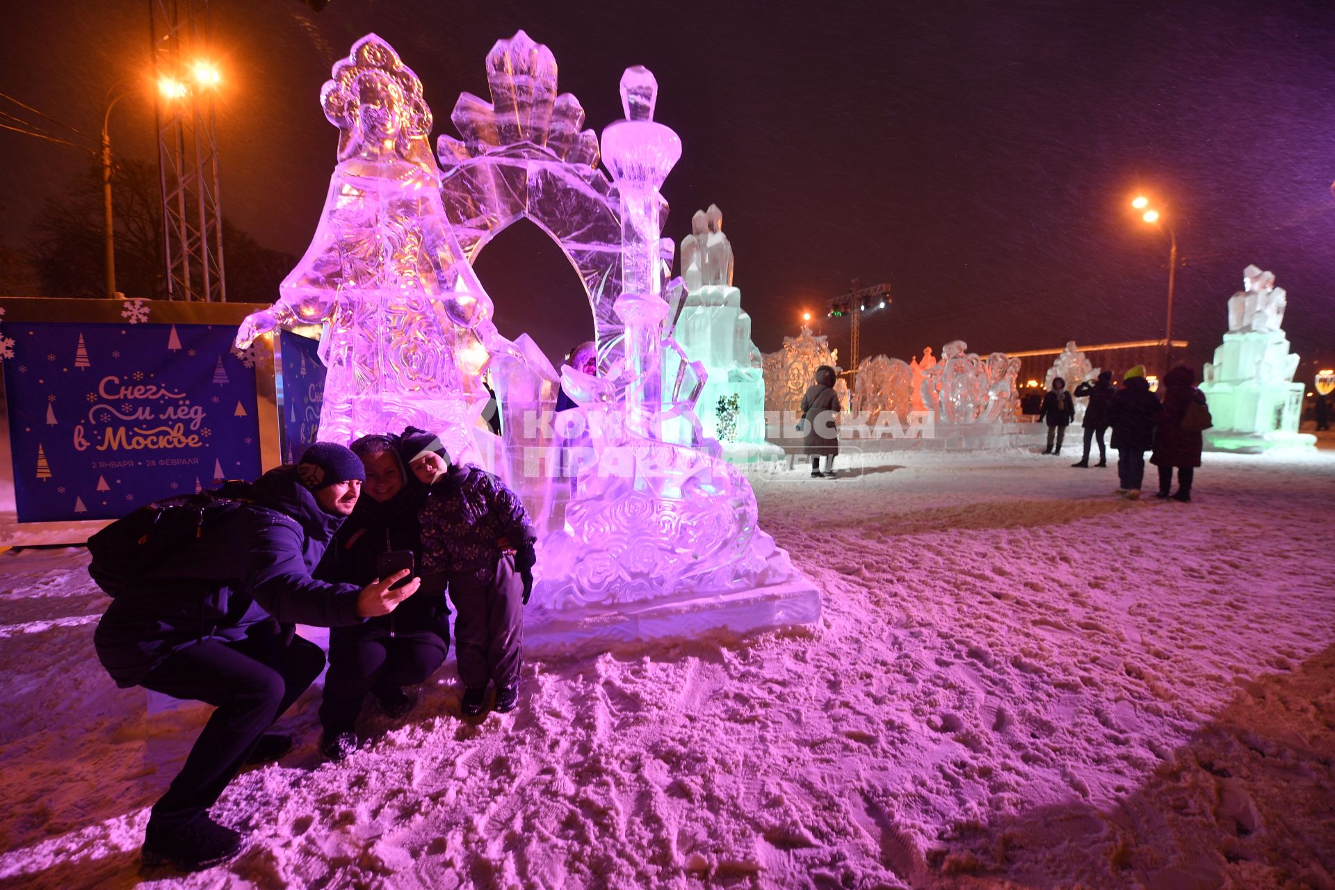 Москва. Посетители  на международном фестивале ледяных и снежных скульптур \"Снег и лед\" в парке Горького.