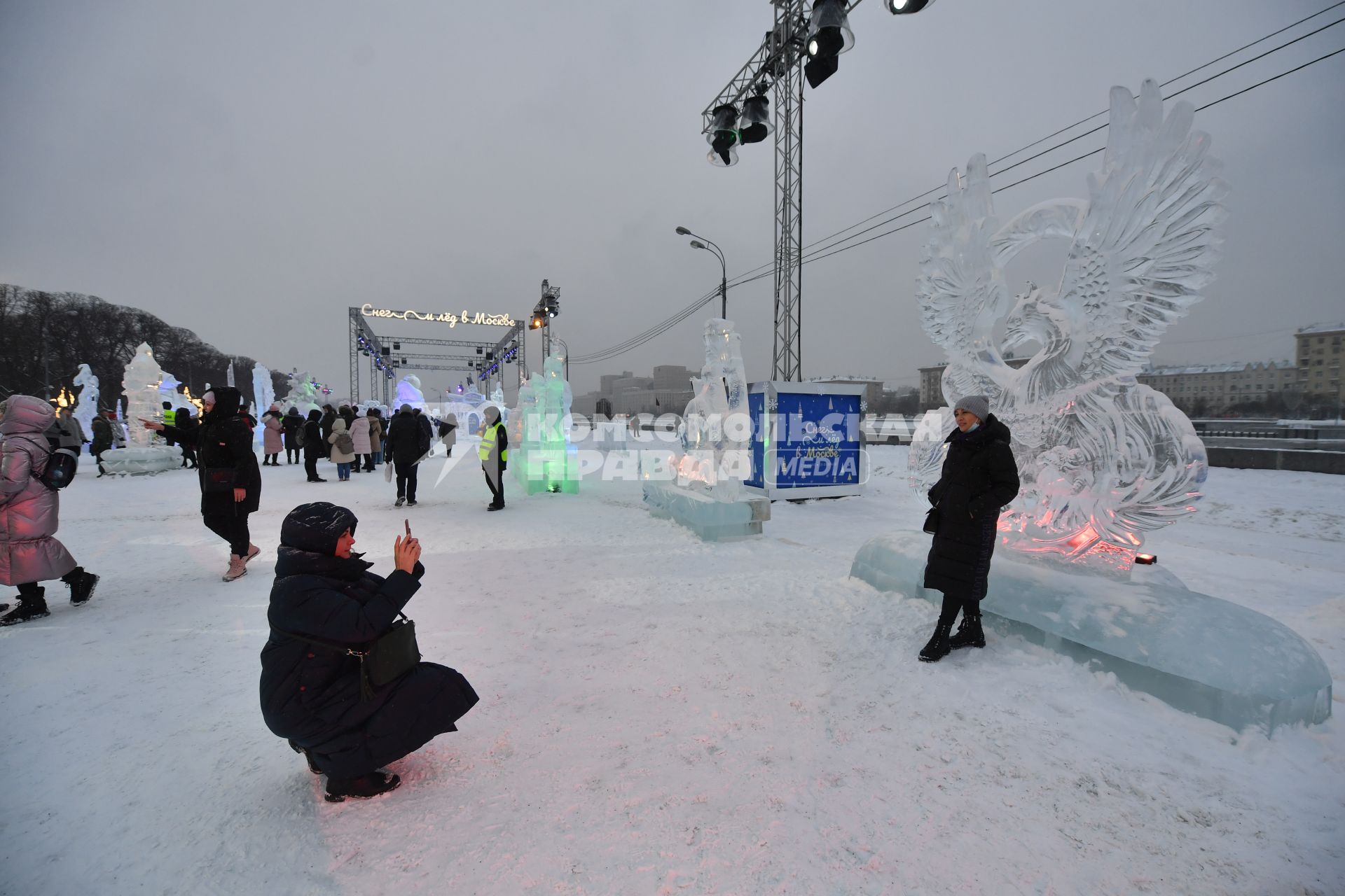 Москва.   Женщины фотографируются  на международном фестивале ледяных и снежных скульптур \"Снег и лед\" в парке Горького.