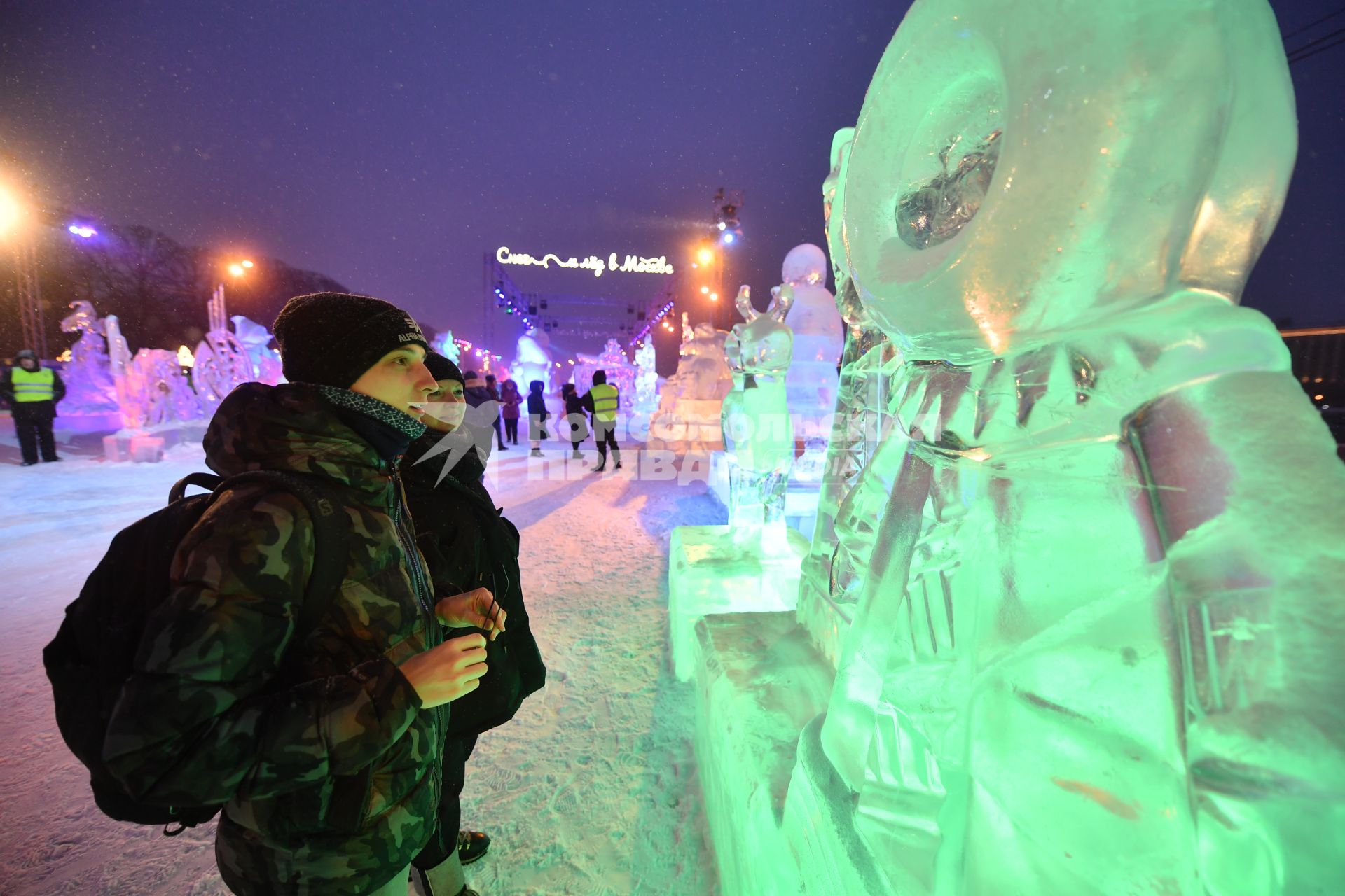 Москва. Посетители  на международном фестивале ледяных и снежных скульптур \"Снег и лед\" в парке Горького.