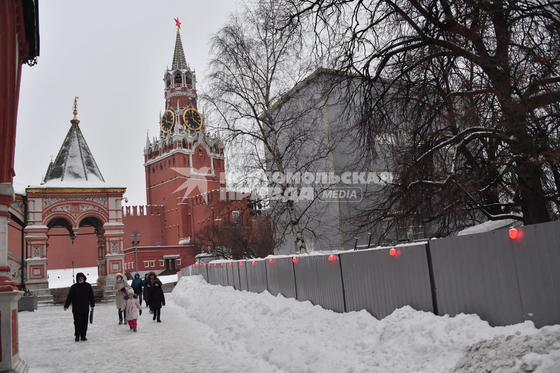 Москва.  Вид на Спасскую башню Кремля.