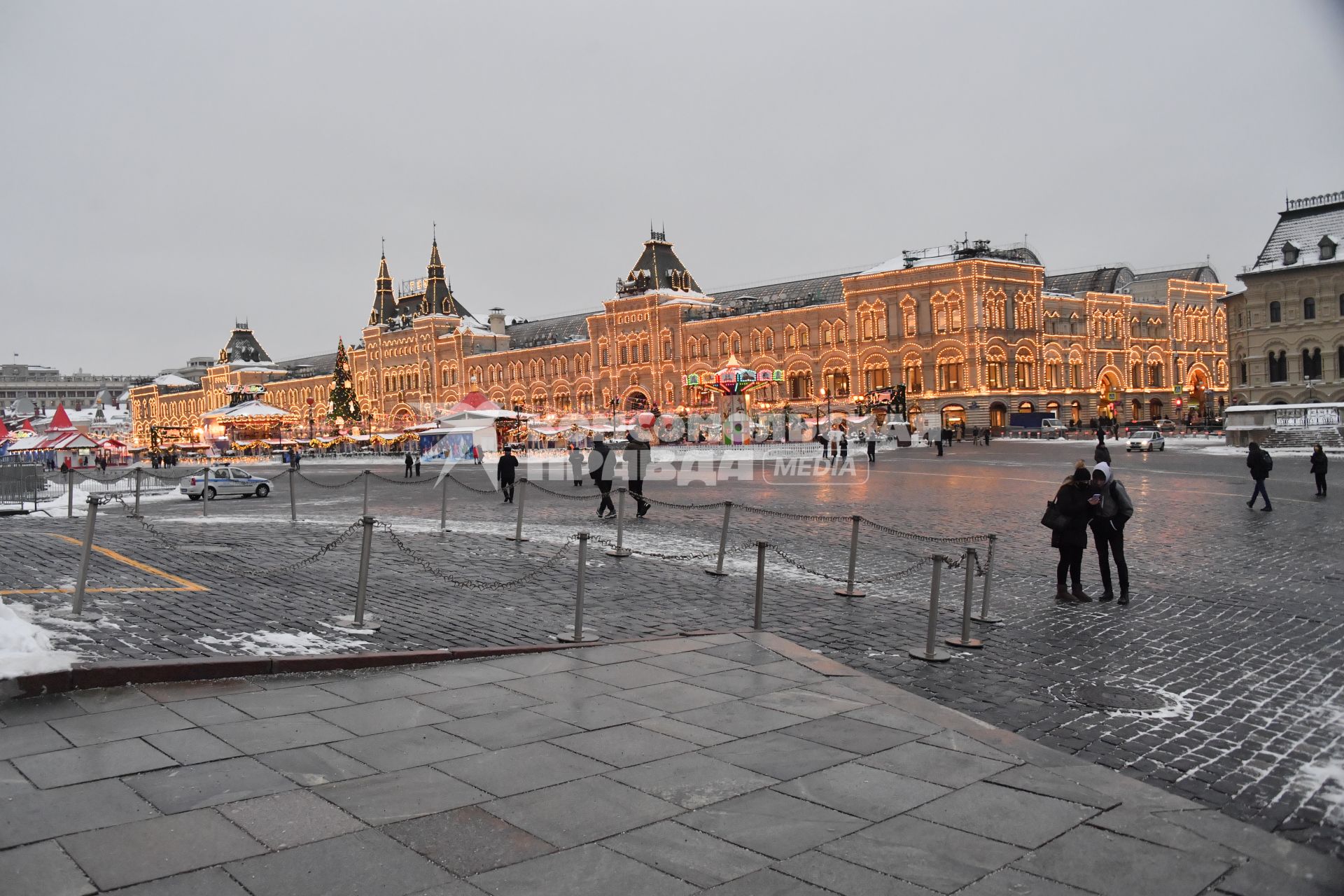 Москва.   Вид на Красную площадь, Гум-Ярмарку и здание ГУМа. вечер огни иллюминация посетители