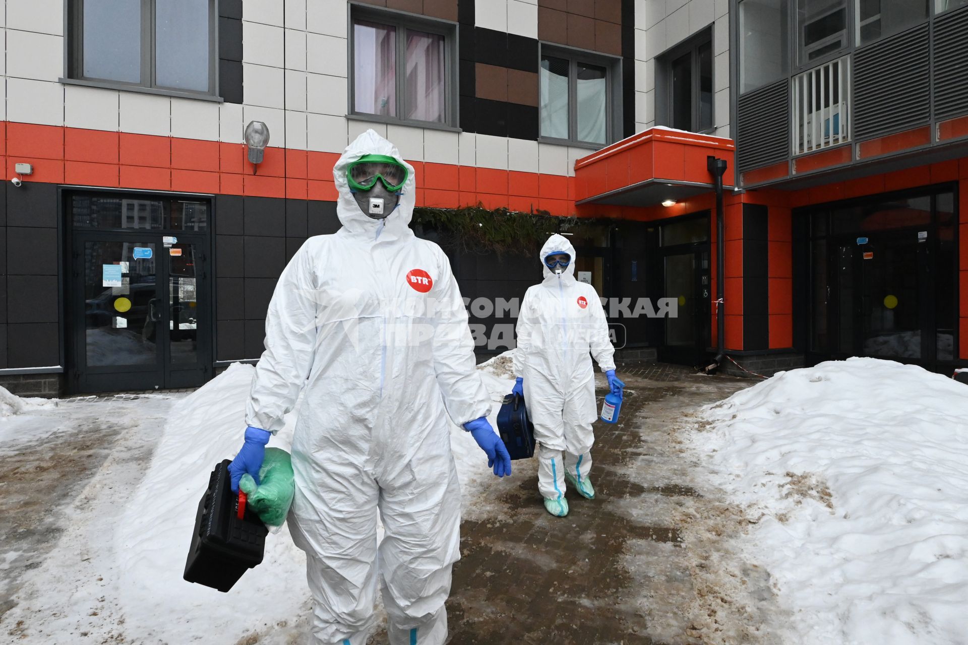 Санкт-Петербург.   Врачи в защитных костюмах приехали на вызов.