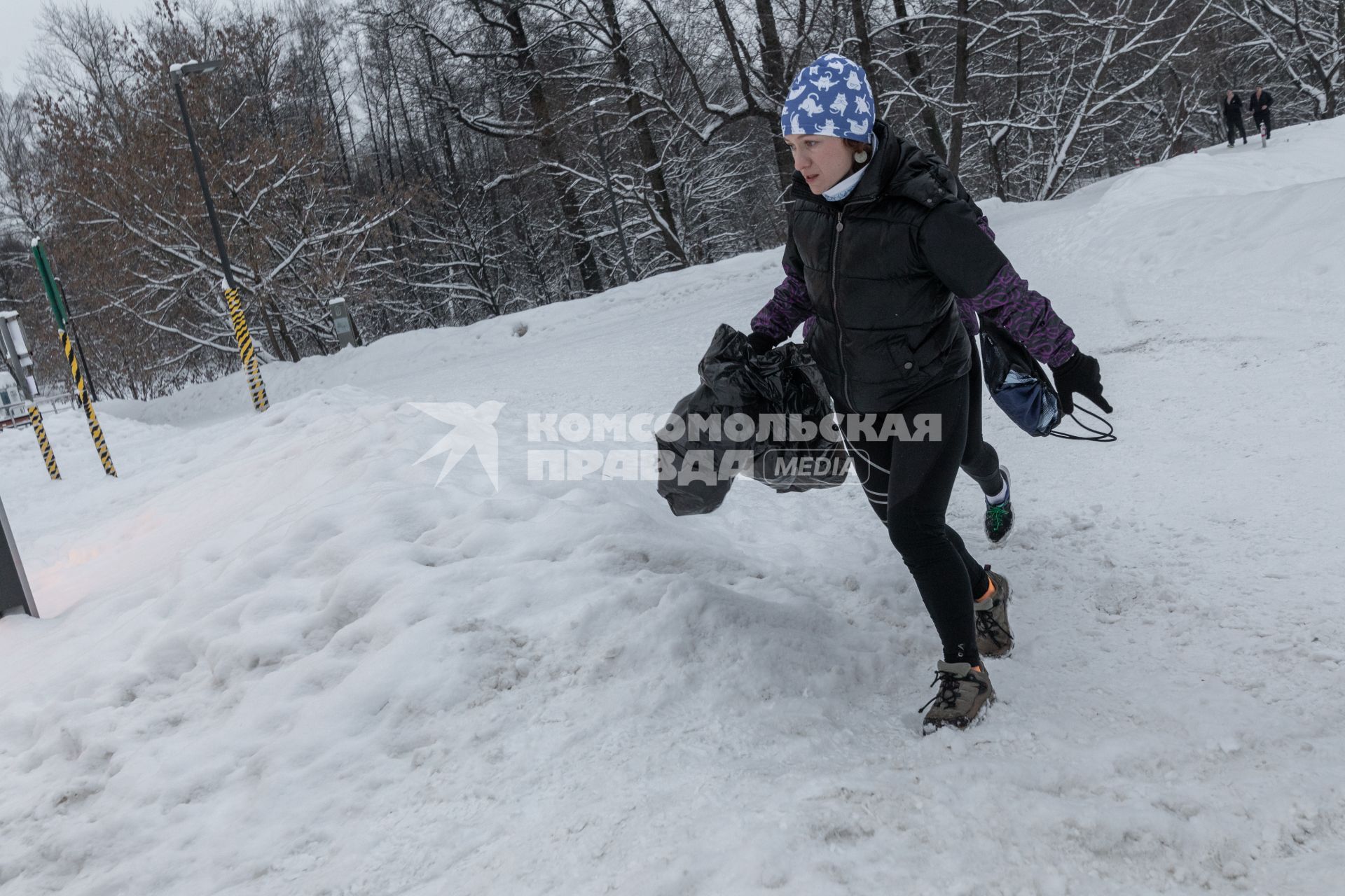 Москва.  Участник плоггинга - экологического  направления , сочетающего пробежку и сбор мусора и бытовых отходов в парке Кузьминки.