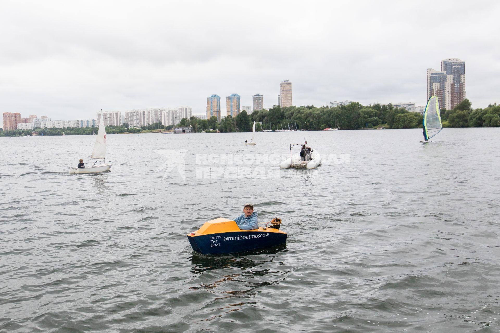 Москва. Инженер-конструктор Никита Мару на борту мини-боата, который сконструировал сам, в Строгинской пойме.