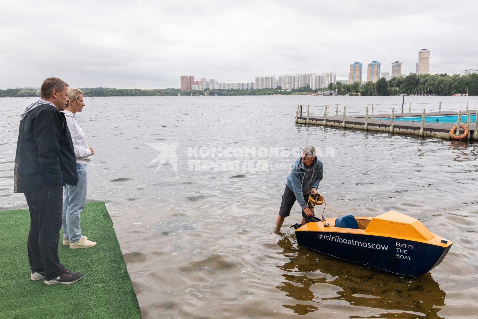 Москва. Инженер-конструктор Никита Мару (справа) у мини-боата, который сконструировал сам, в Строгинской пойме.