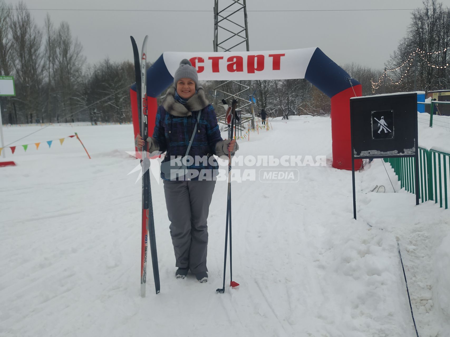 Москва. Девушка во время катания на лыжах в парке музея-заповедника `Царицыно`.