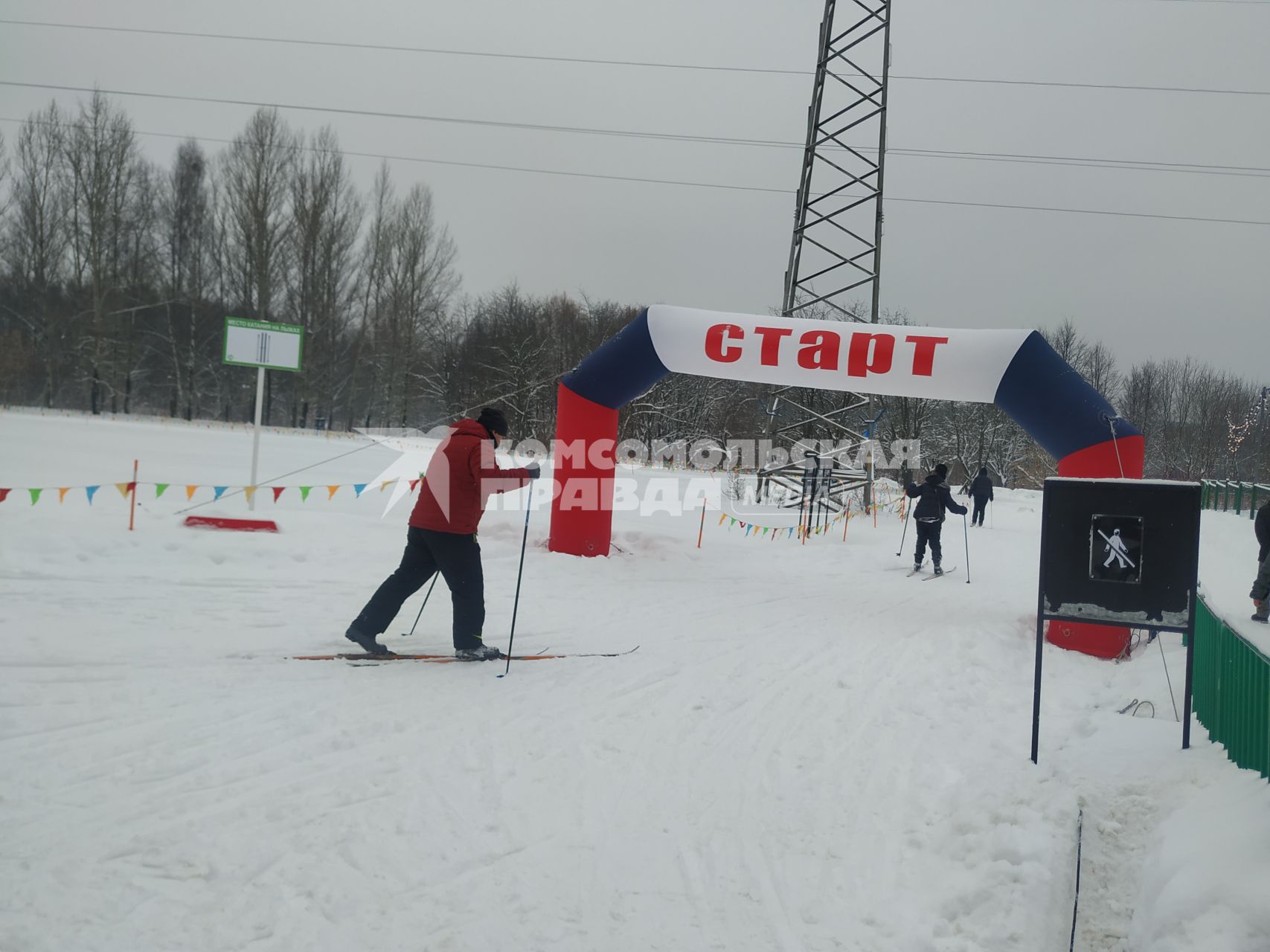 Москва. Горожане во время катания на лыжах в парке музея-заповедника `Царицыно`.